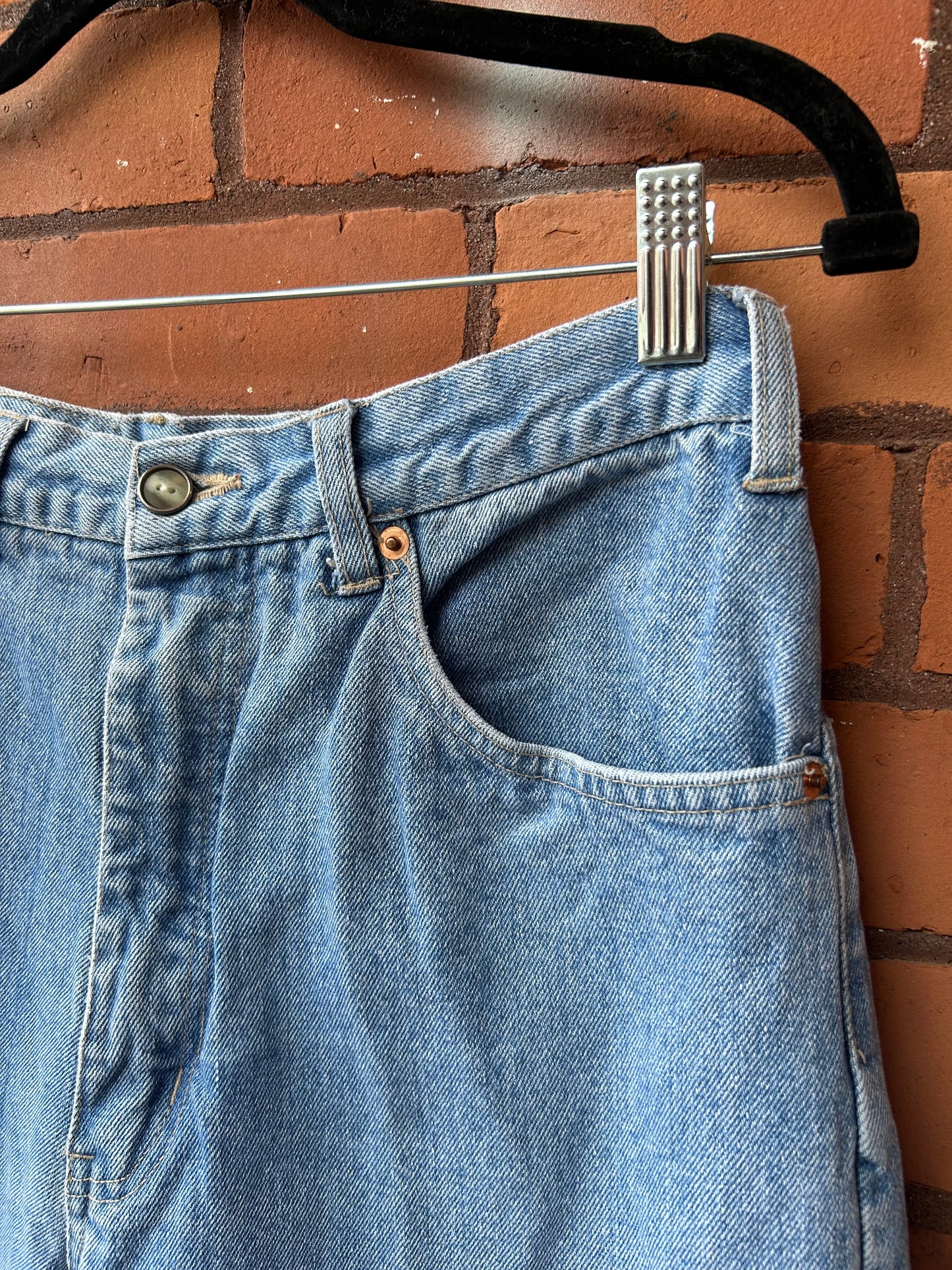 90’s Vintage Classic Light Wash Straight Leg Jeans / 30 Waist