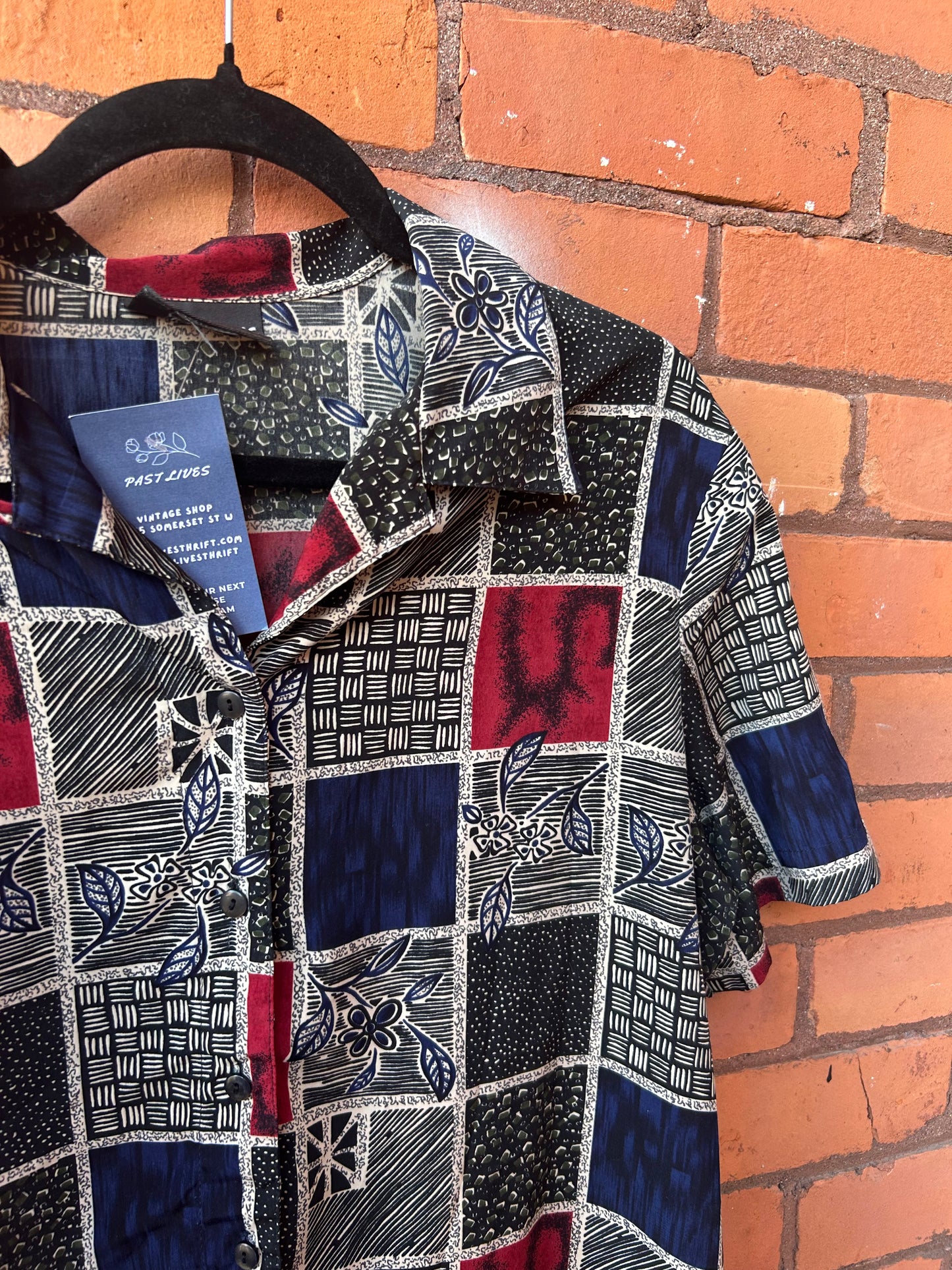 90’s Vintage Red & Navy Print Short Sleeve Button Down / Size M
