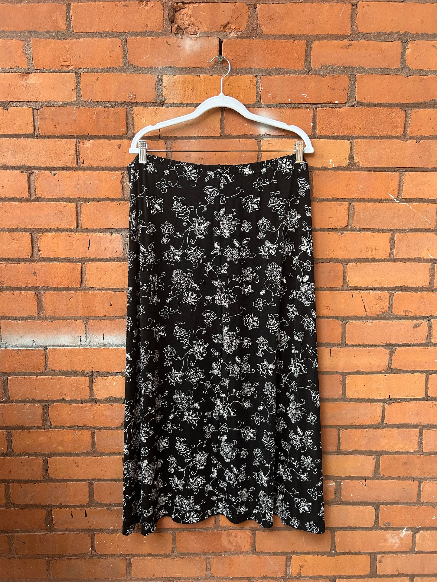 90’s Vintage Black & White Floral Slinky Maxi Skirt / 42-52 Waist