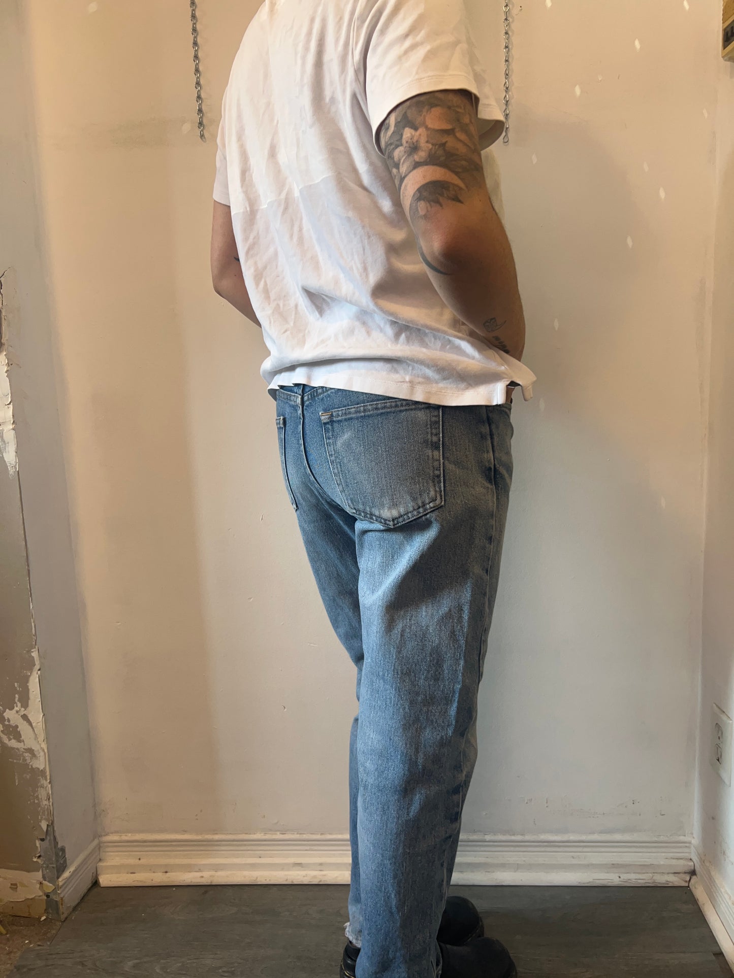 90's Vintage Distressed Light Wash Straight Leg Jeans / 32 Waist
