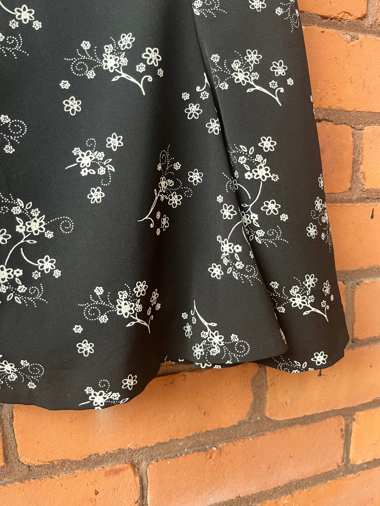 90’s Vintage Black & White Floral Pleated Mini Skirt / 28 Waist