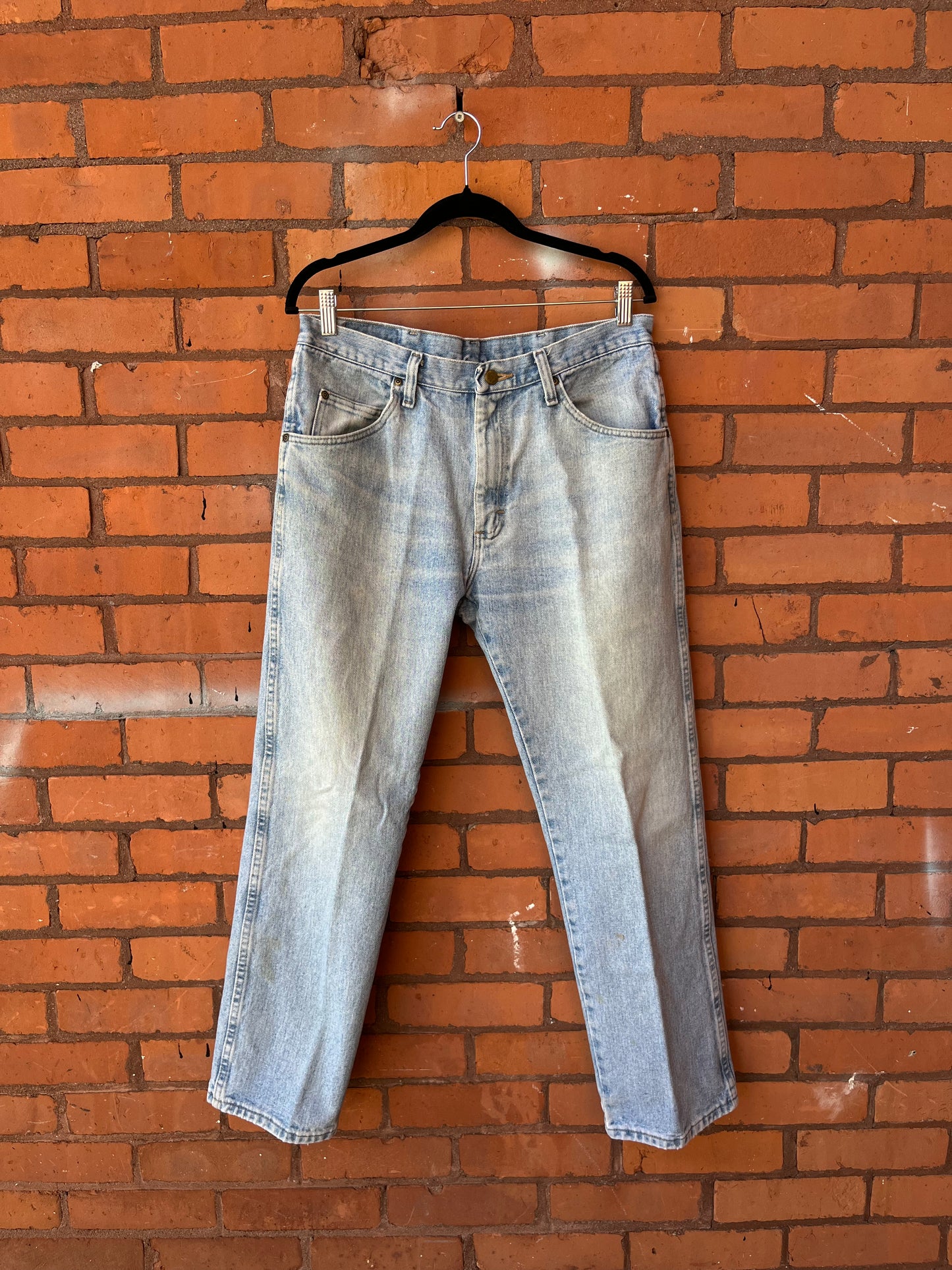 90’s Vintage Wrangler Light Wash Straight Leg Jeans / 33 Waist