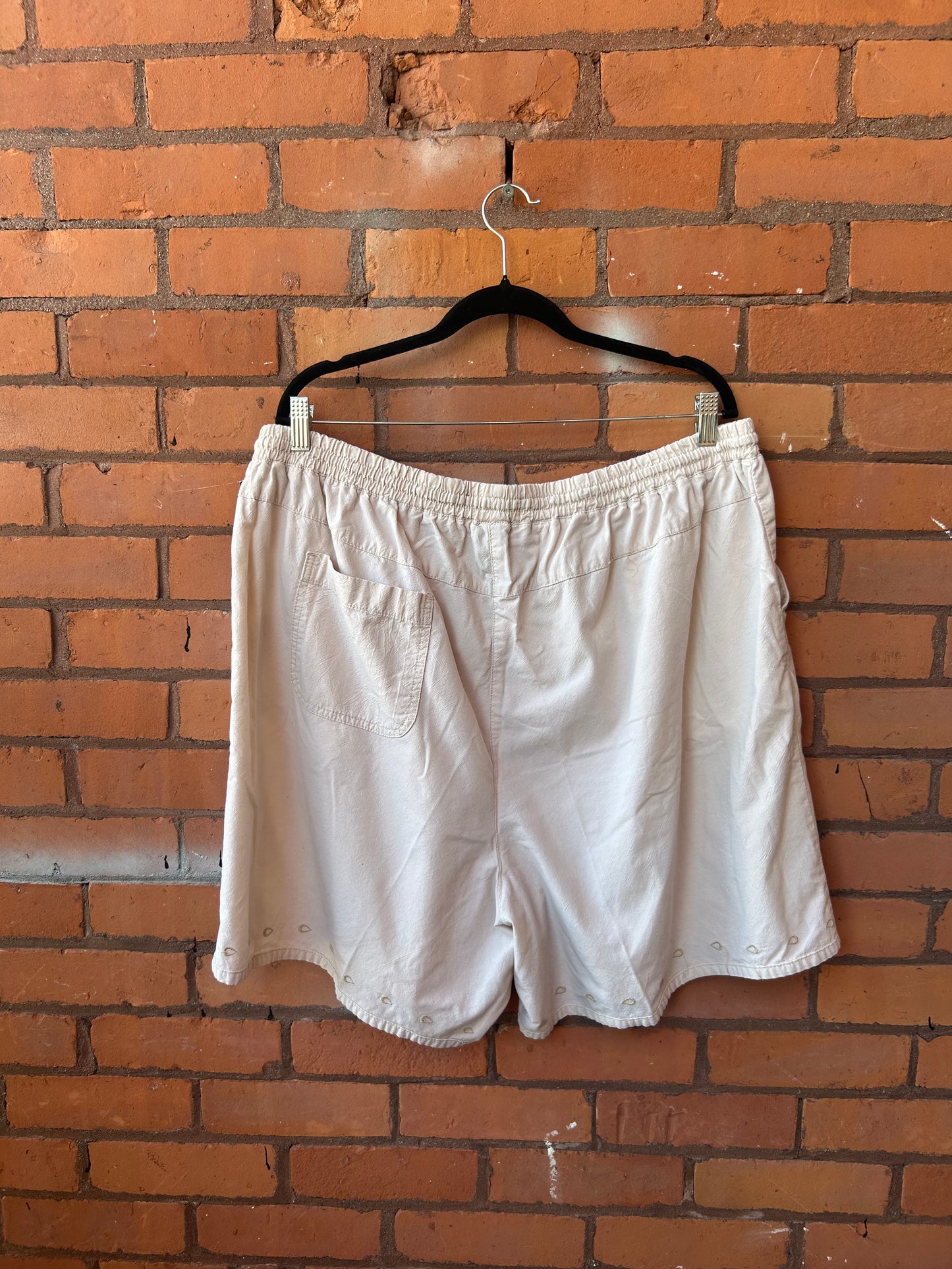 90’s Vintage Beige Cotton Embroidered Casual Shorts / 42-50 Waist