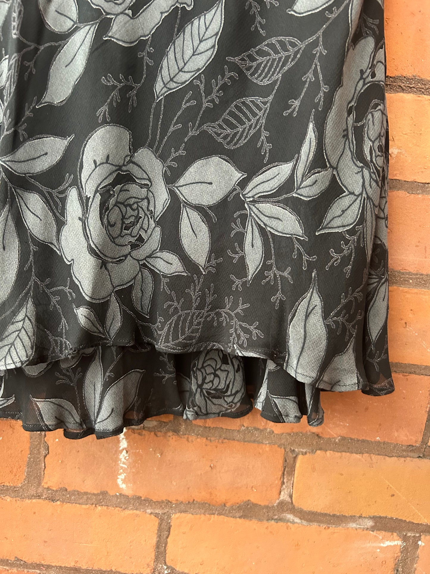 90’s Vintage Black & Grey Rose Midi Skirt / 30-36 Waist