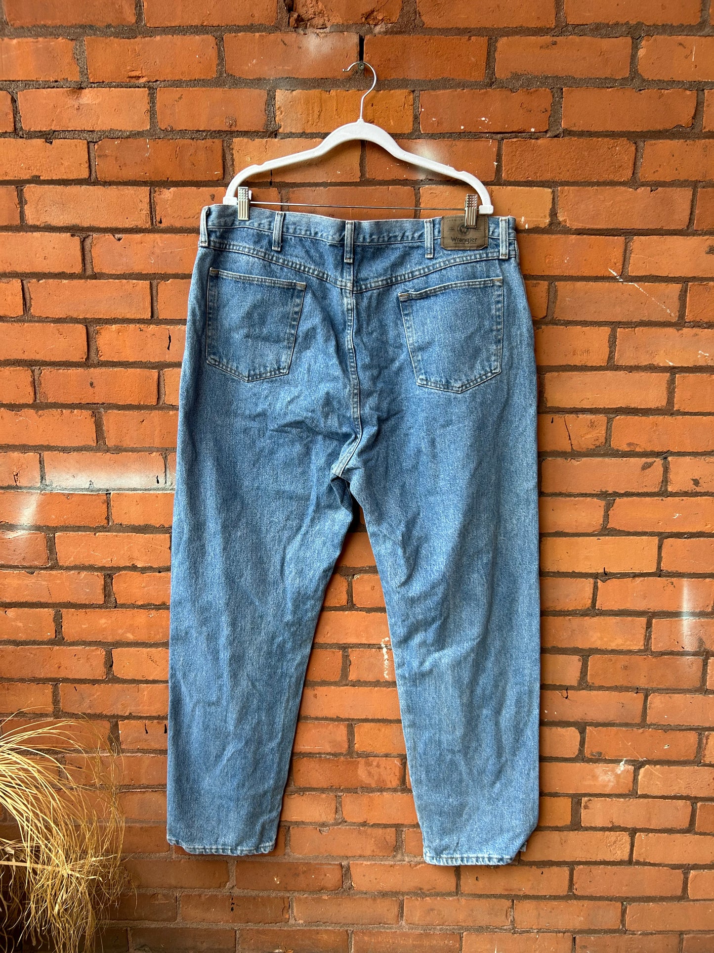 90’s Vintage Classic Light Wash Straight Leg Jeans / 42 Waist