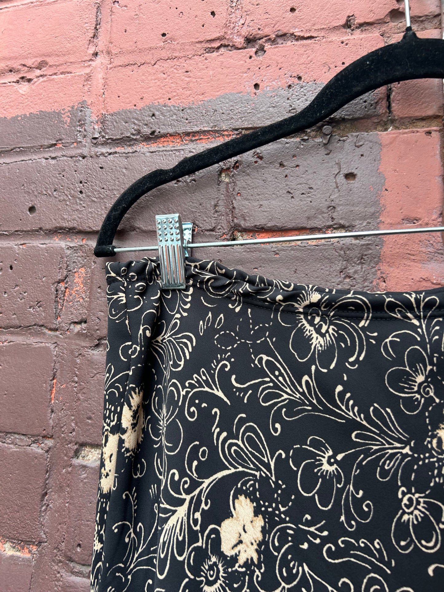 90’s Vintage Black & Beige Floral Midi Skirt / 32-36 Waist