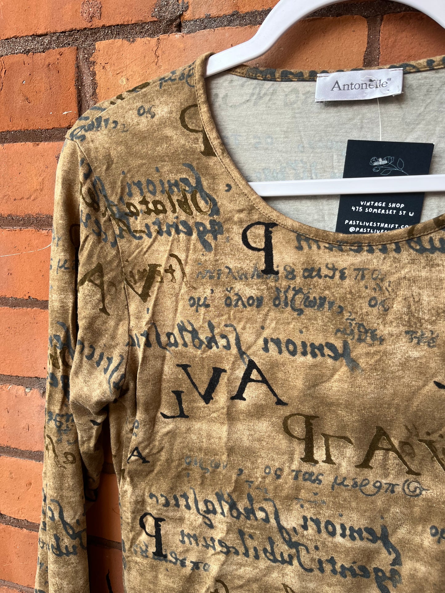 Y2K Vintage Beige Script Fitted Longsleeve / Size M-L