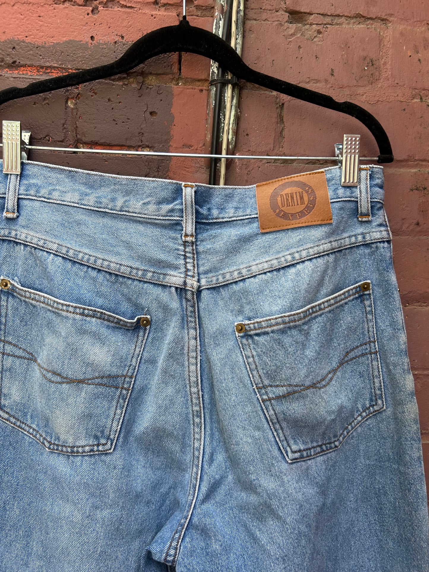 90's Vintage Light Wash Straight Leg Jeans / 32 Waist