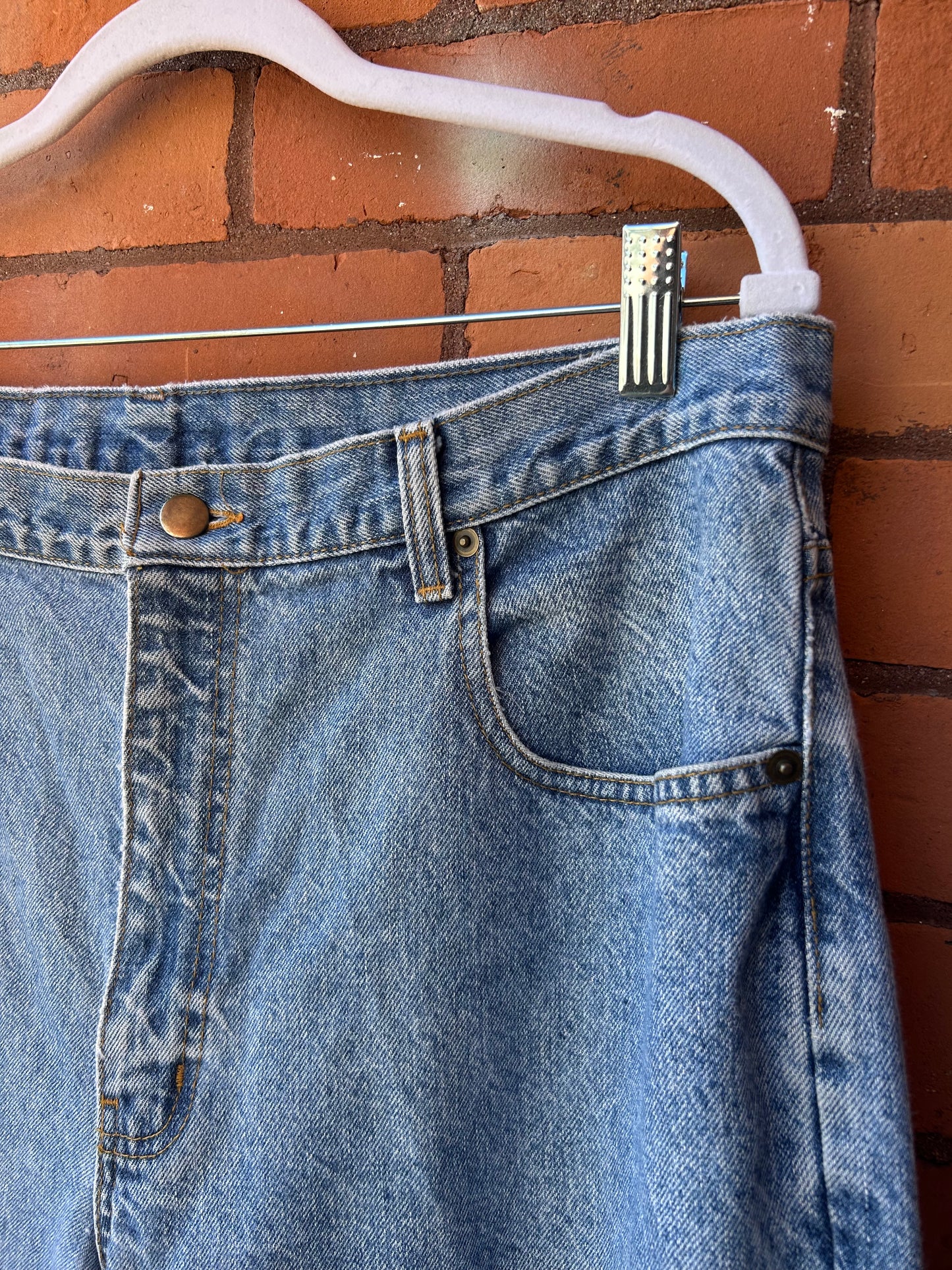 90’s Vintage Classic Light Wash Straight Leg Jeans / 38 Waist