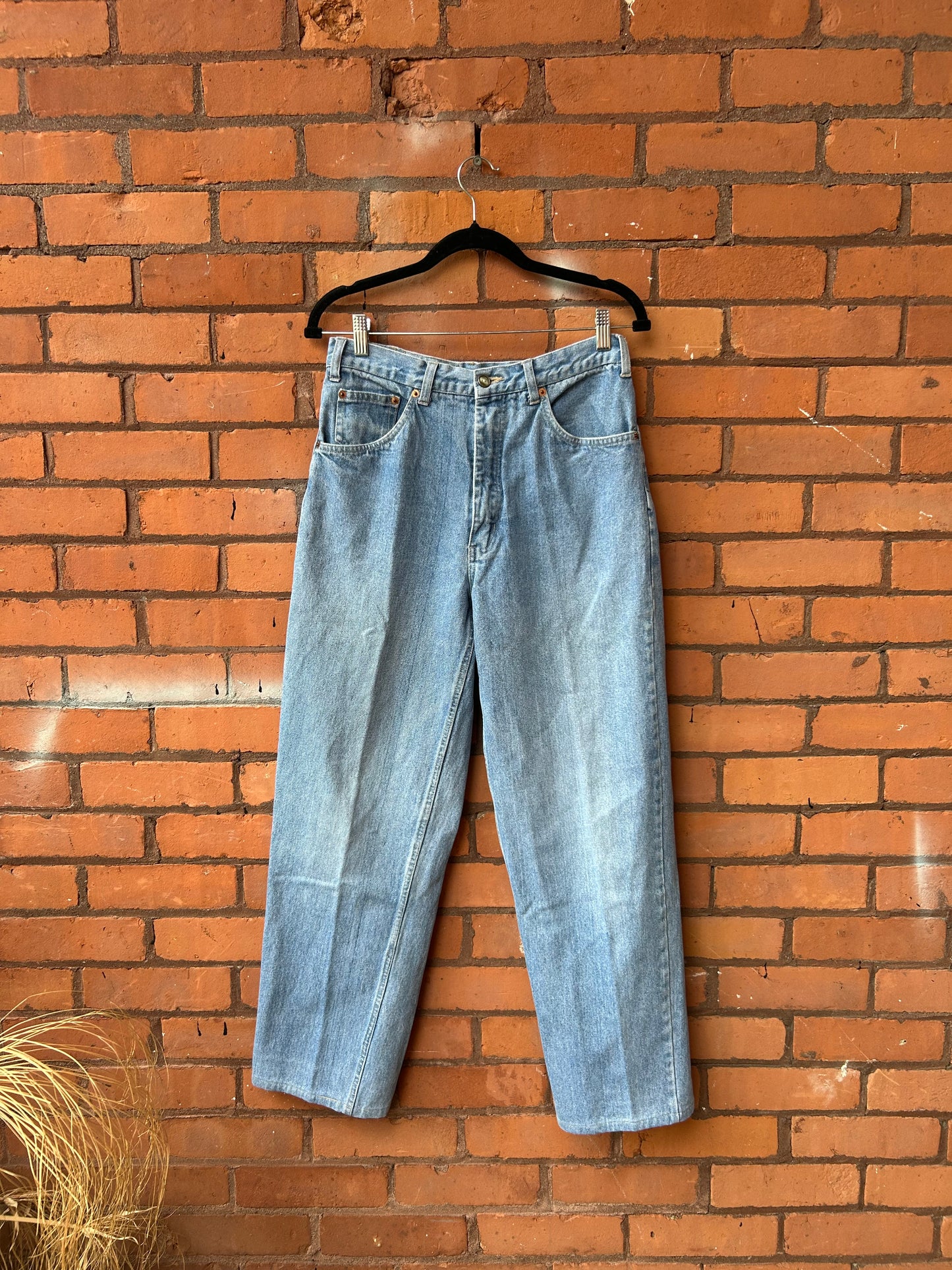90’s Vintage Classic Light Wash Straight Leg Jeans / 30 Waist