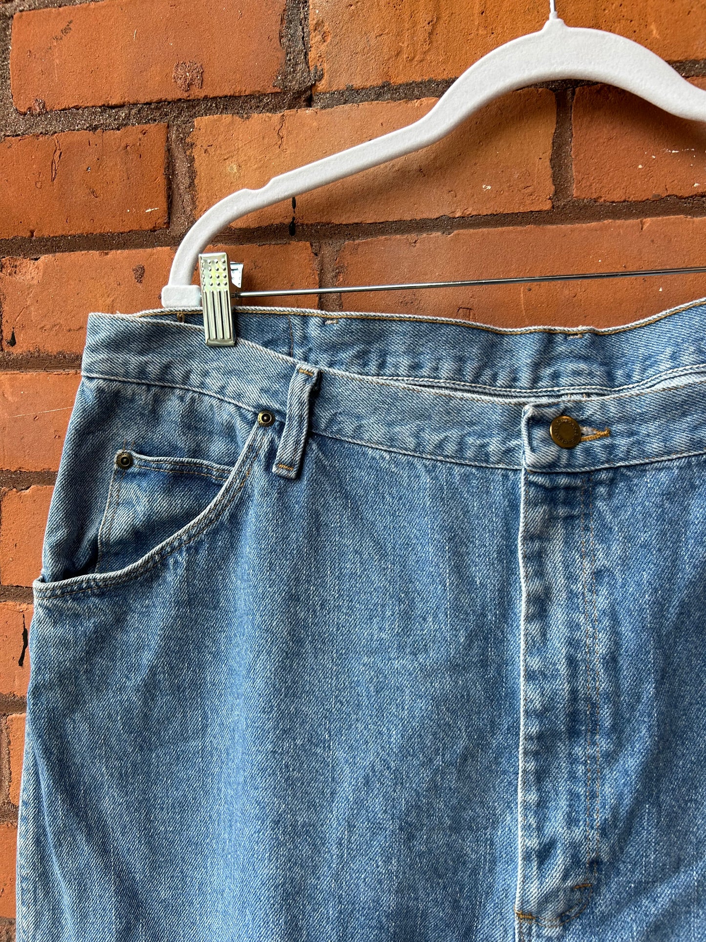 90’s Vintage Classic Light Wash Straight Leg Jeans / 42 Waist