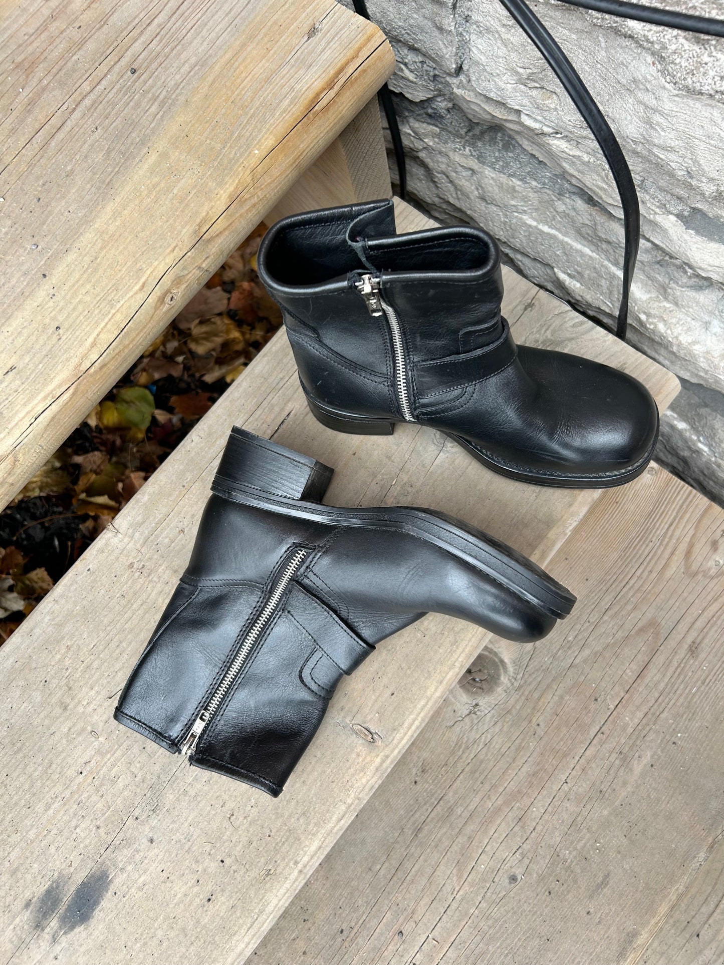 Modern Steve Madden Black Leather Buckle Ankle Boots / Size 7