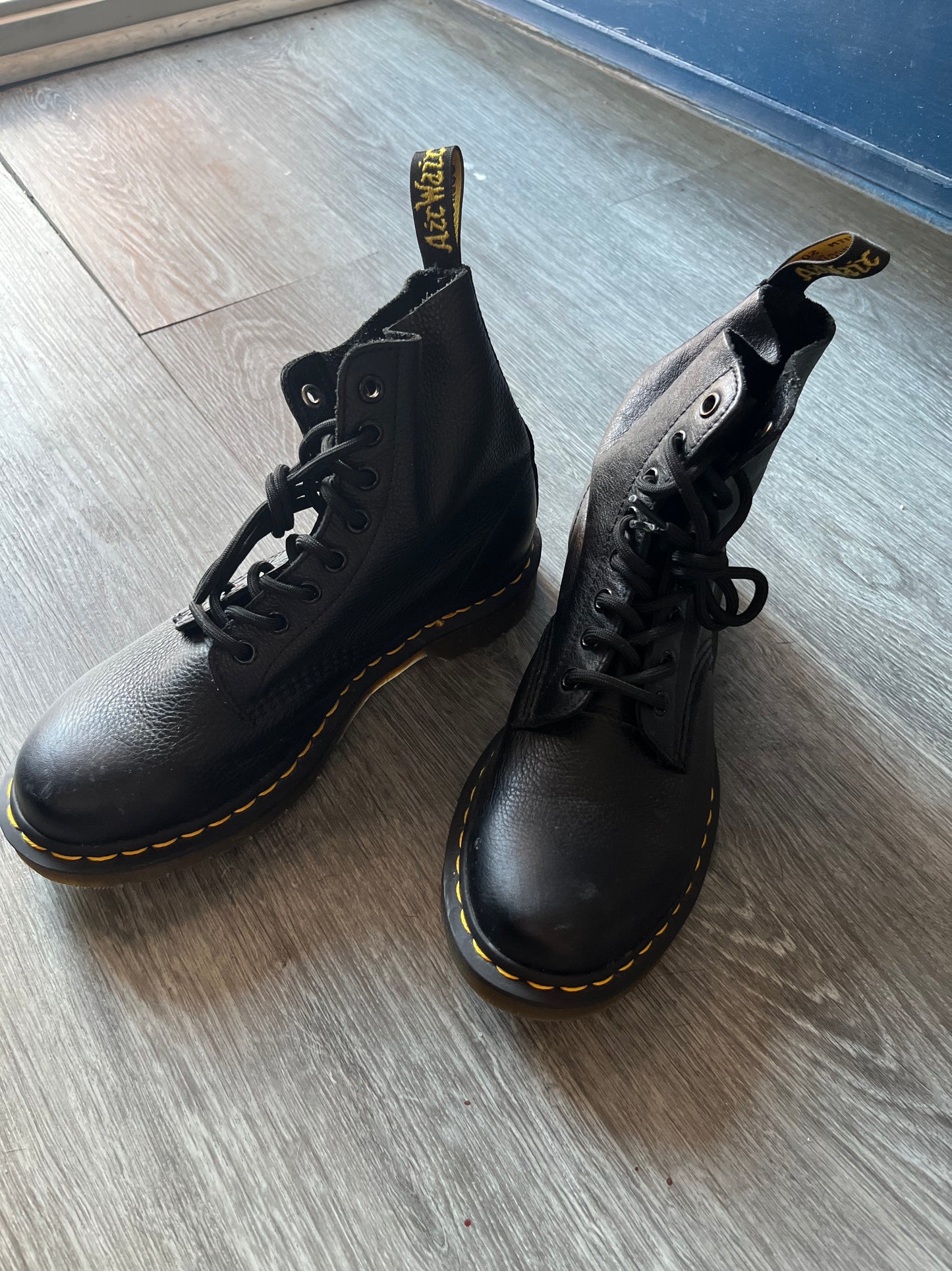Modern Dr Marten 1460 Leather Boot / Size 8