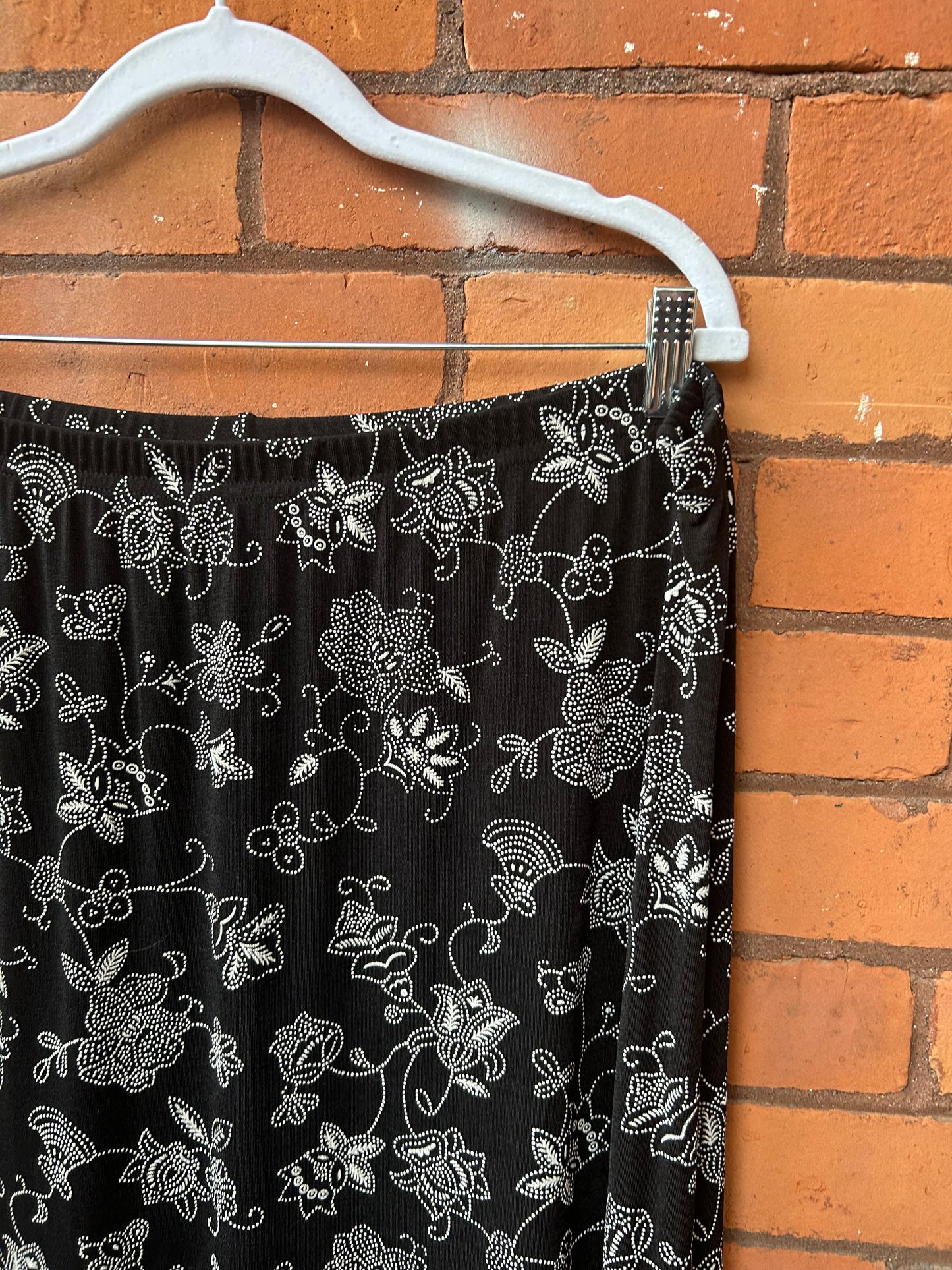 90’s Vintage Black & White Floral Slinky Maxi Skirt / 42-52 Waist