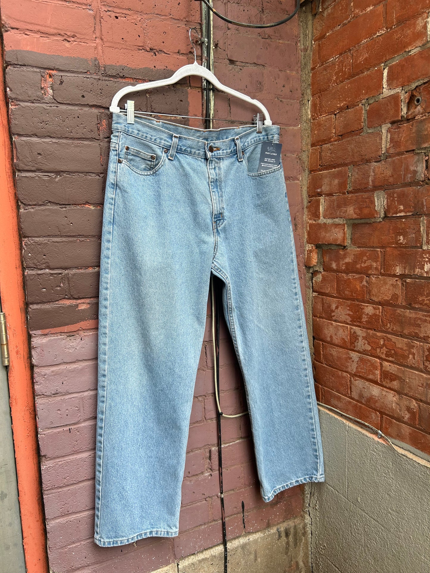 90’s Vintage Classic Light Wash Straight Leg Jeans / 38 Waist