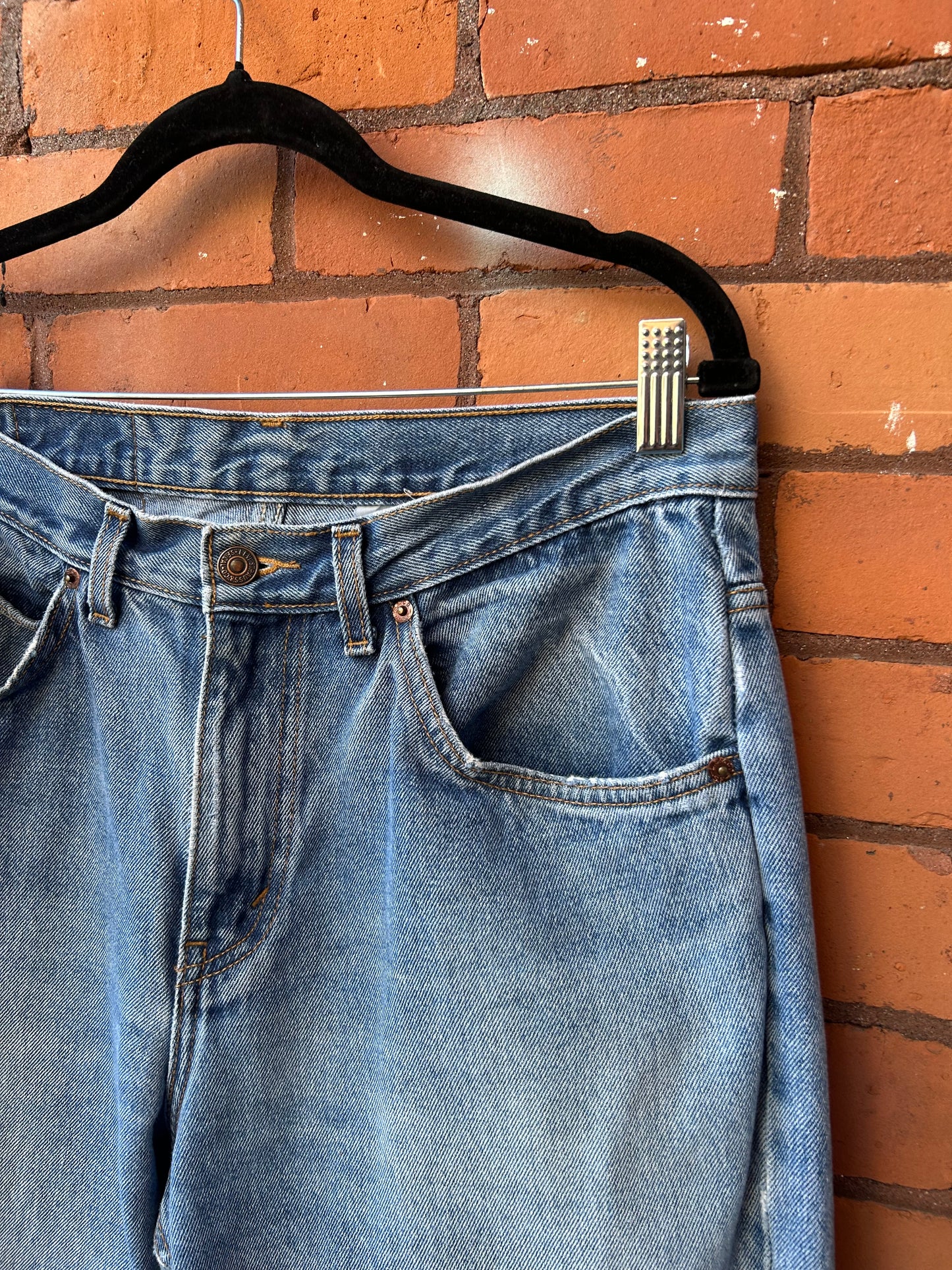 90’s Vintage Levi’s Faded Blue Distressed Jeans / 32 Waist