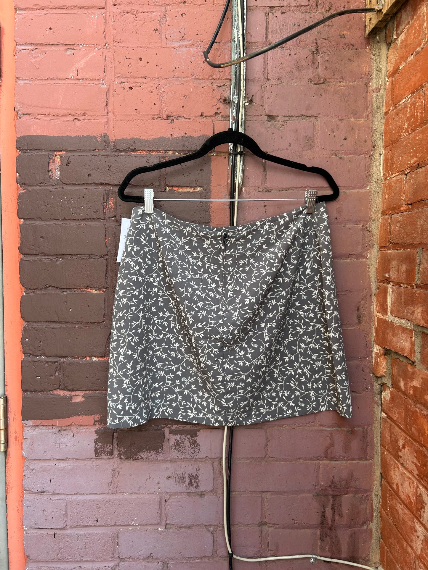 90’s Vintage Grey Floral Mini Skirt / 34 Waist