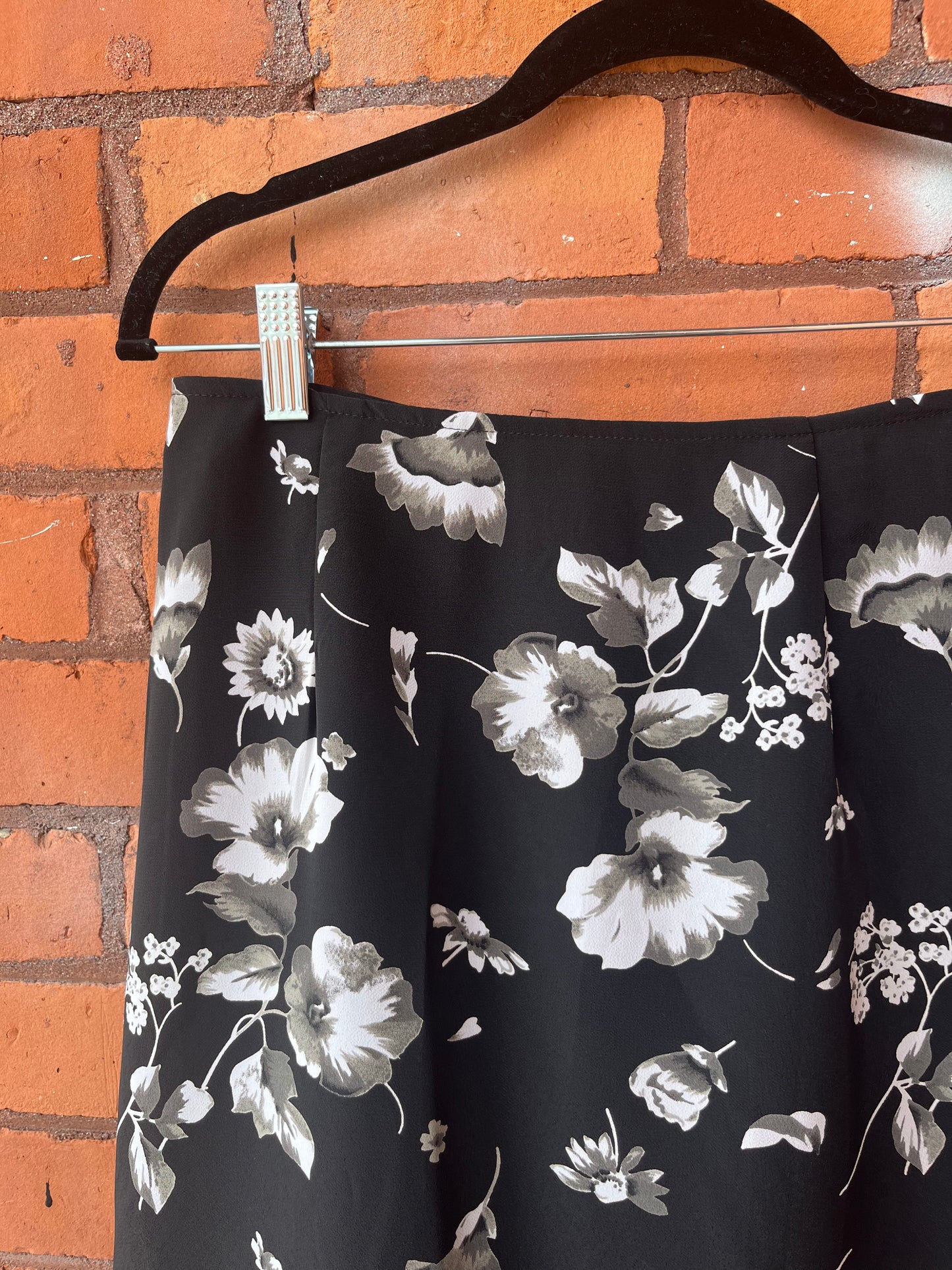 90’s Vintage Black & White Floral Maxi Skirt / 28 waist