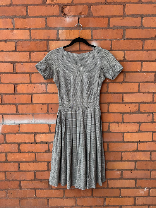 70’s Vintage Black & White Houndstooth Pleated Dress / Size 2