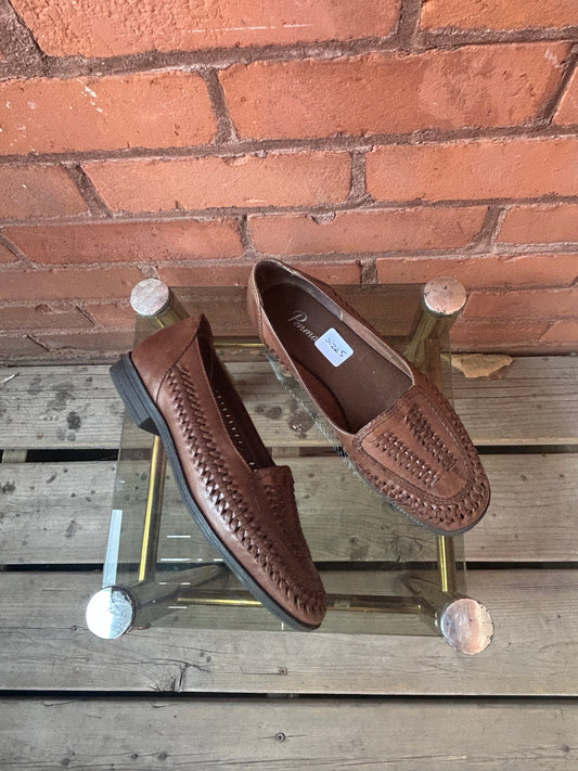 90’s Vintage Brown Leather Cut Out Loafers / Size 5