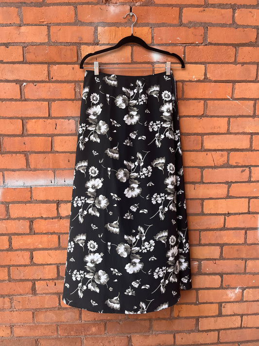 90’s Vintage Black & White Floral Maxi Skirt / 28 waist