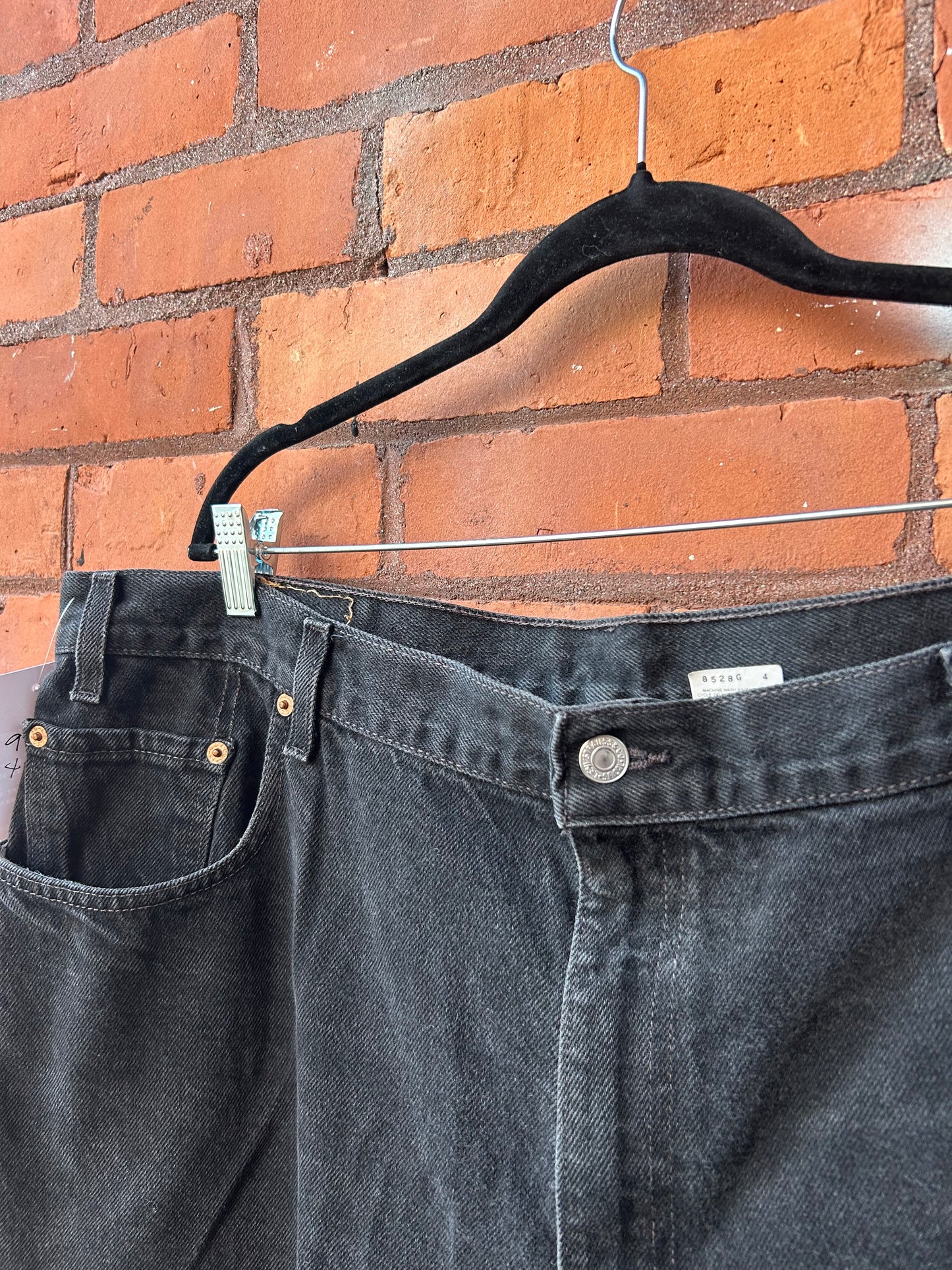 Y2K Vintage Levi’s 560 Black Baggy Jeans / 44 Waist