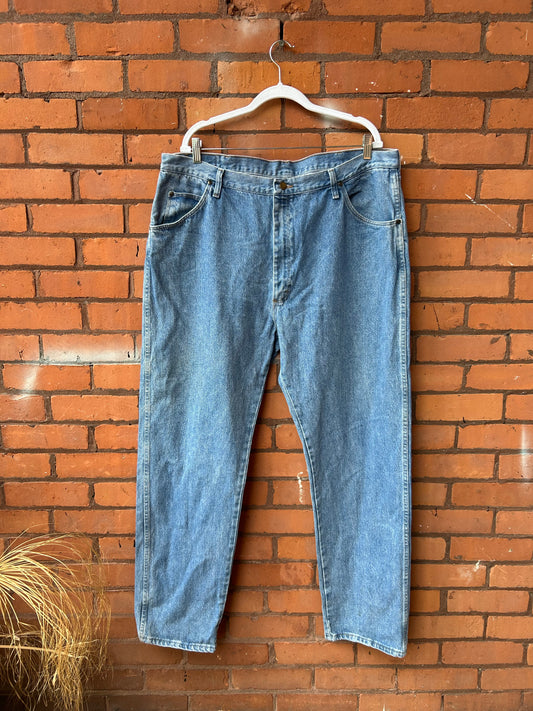 90’s Vintage Classic Light Wash Straight Leg Jeans / 42 Waist