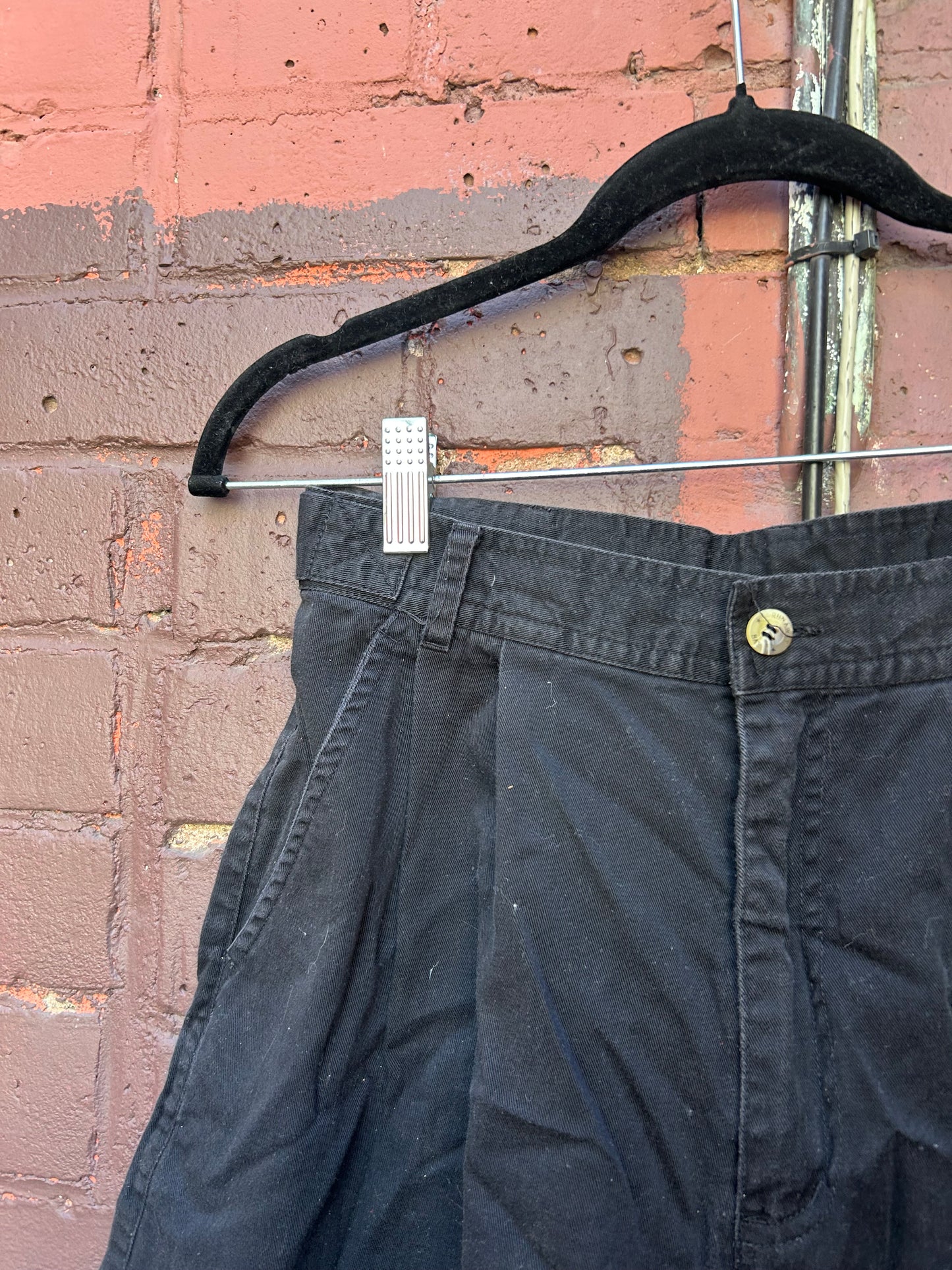 90’s Vintage Black Cotton High Waist Pleated Shorts / 26 - 28 Waist