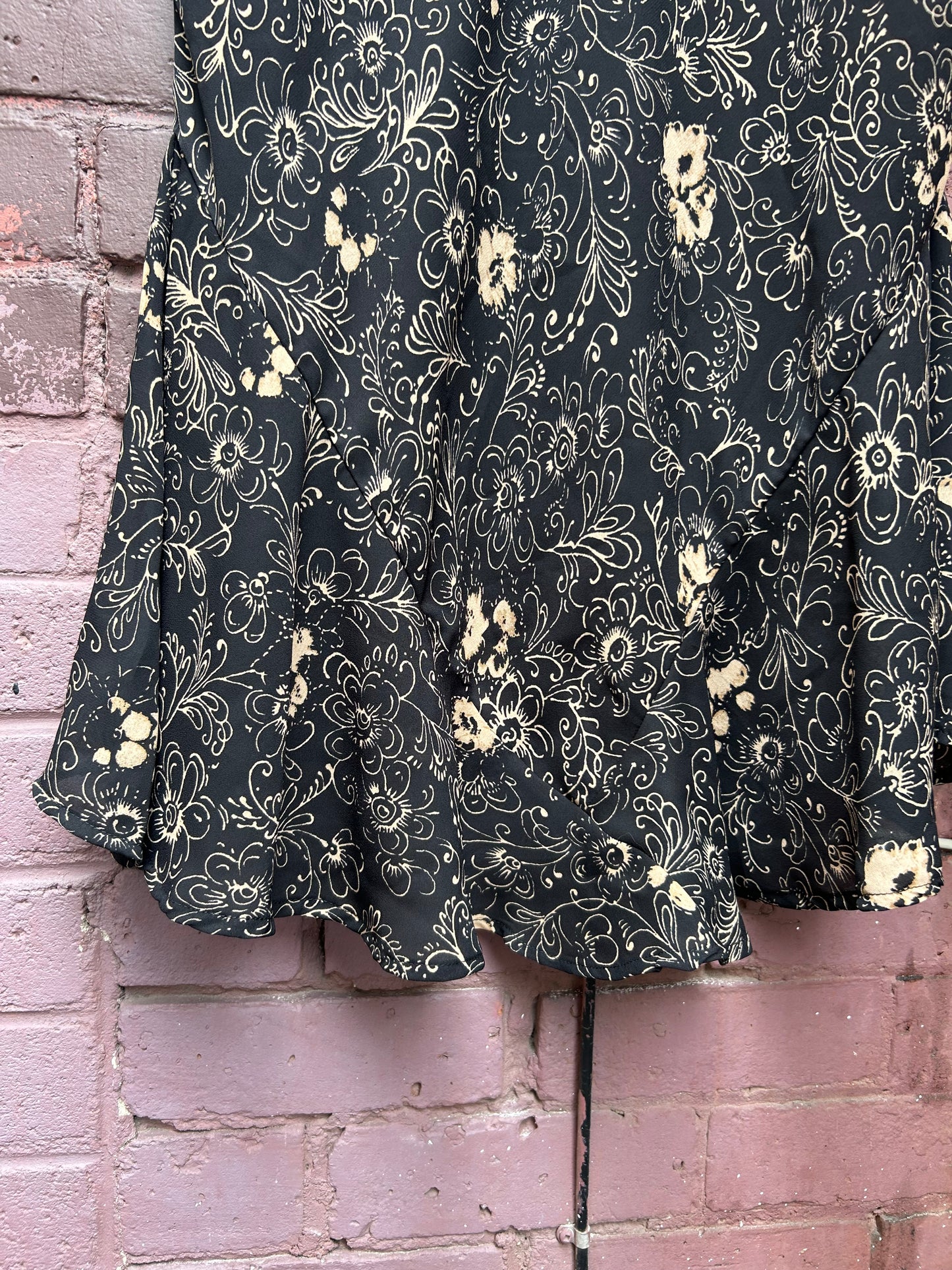 90’s Vintage Black & Beige Floral Midi Skirt / 32-36 Waist