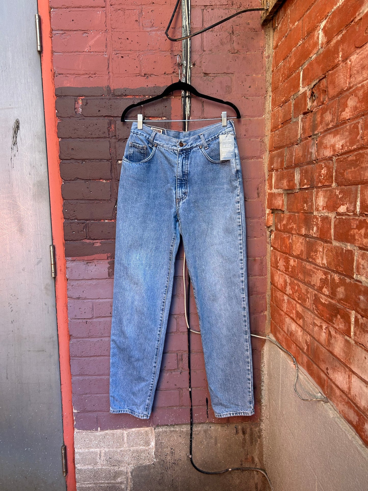 90's Vintage Light Wash Curve Jeans / 30 Waist