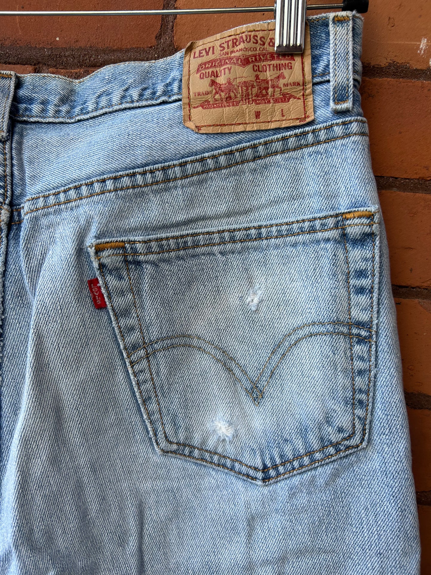 Y2K Vintage Levi’s 550 Light Wash Jeans / 36 Waist