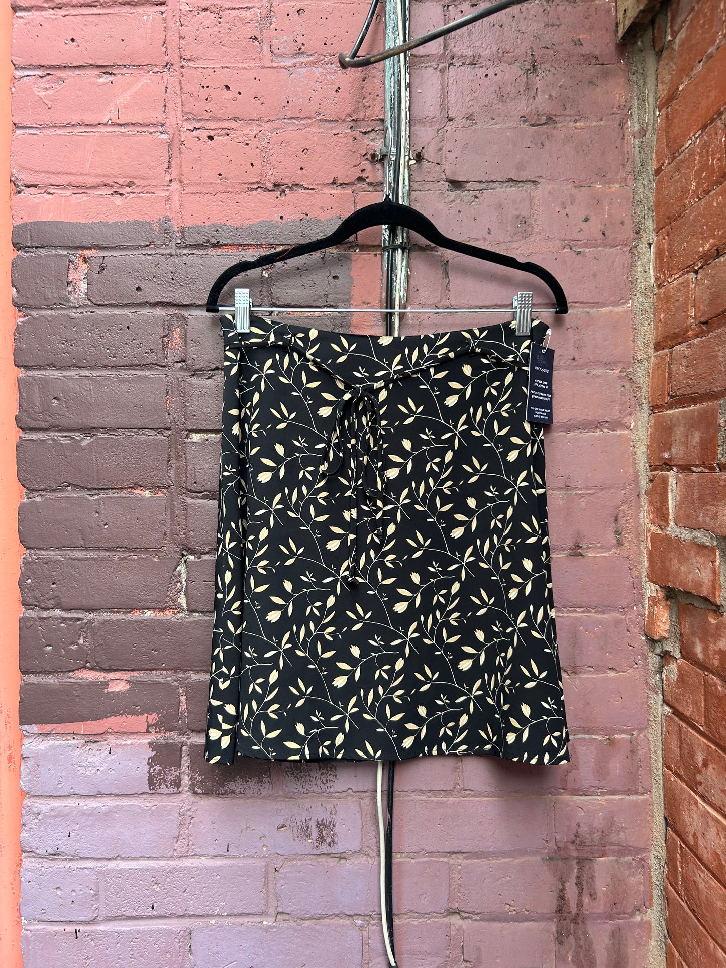 90's Vintage Beige & Black Tie Skirt / 32 Waist