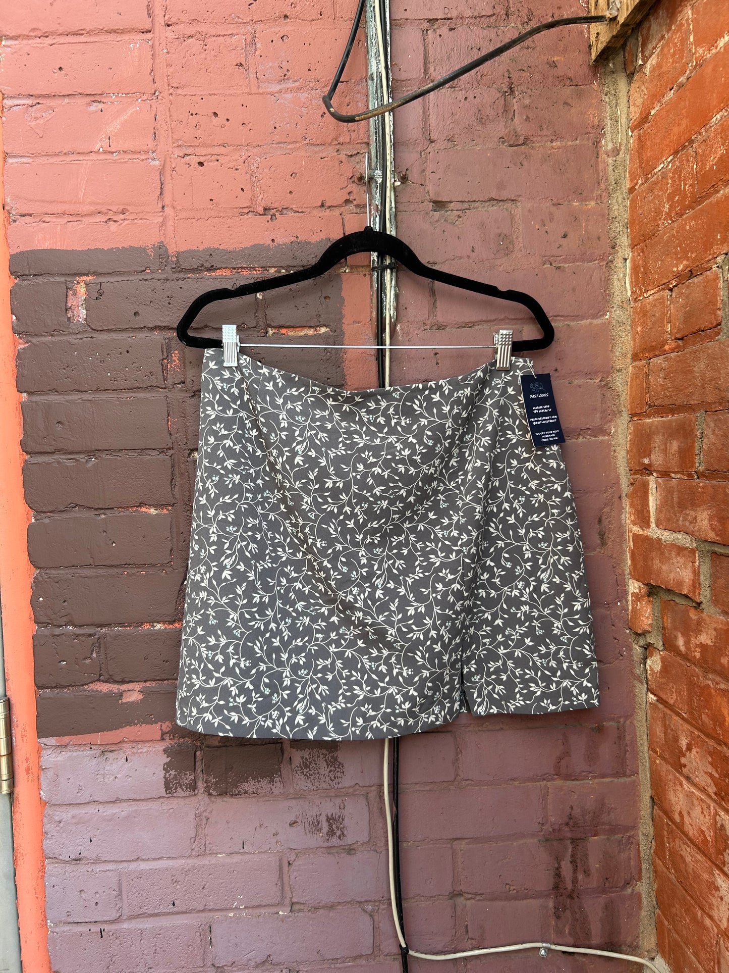90’s Vintage Grey Floral Mini Skirt / 34 Waist