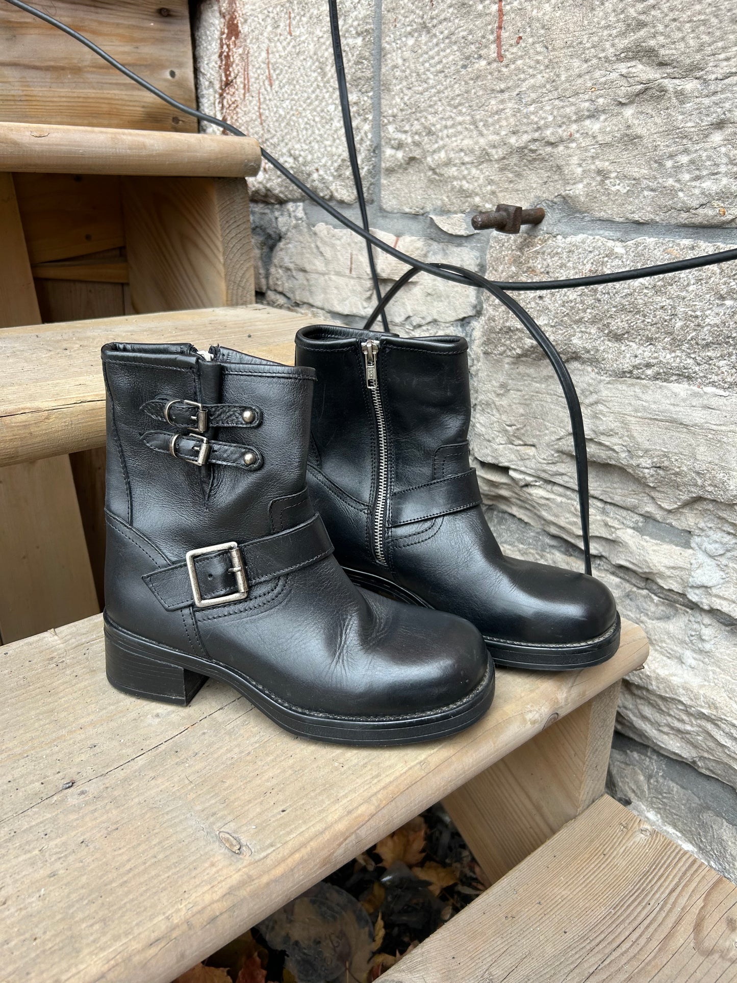 Modern Steve Madden Black Leather Buckle Ankle Boots / Size 7