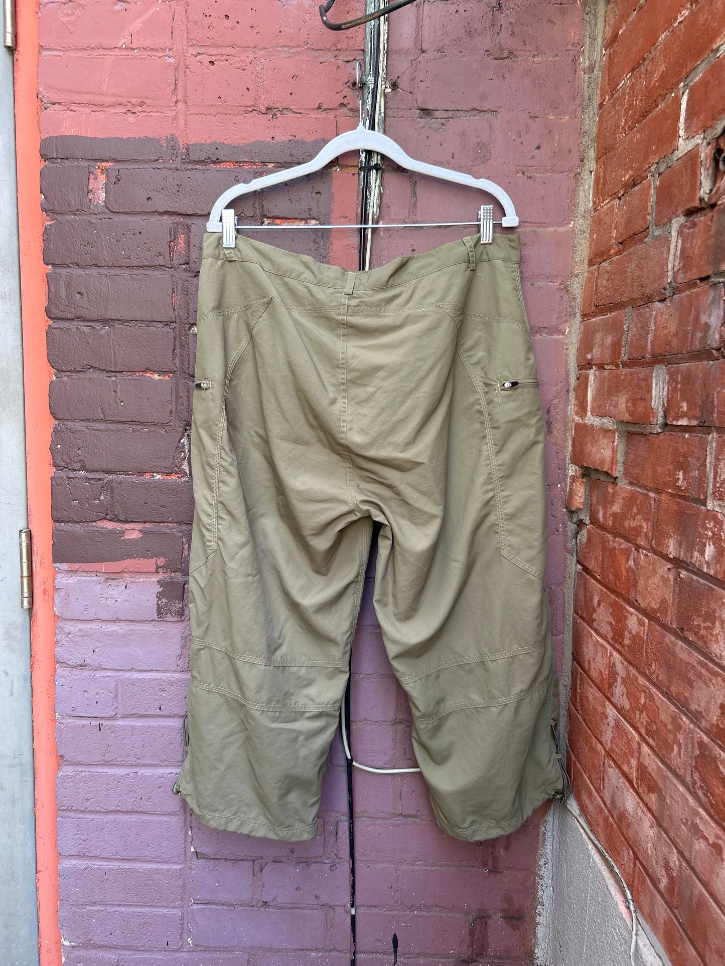 Y2K Vintage Green Nylon Sporty Cargo Carpis / 38 Waist