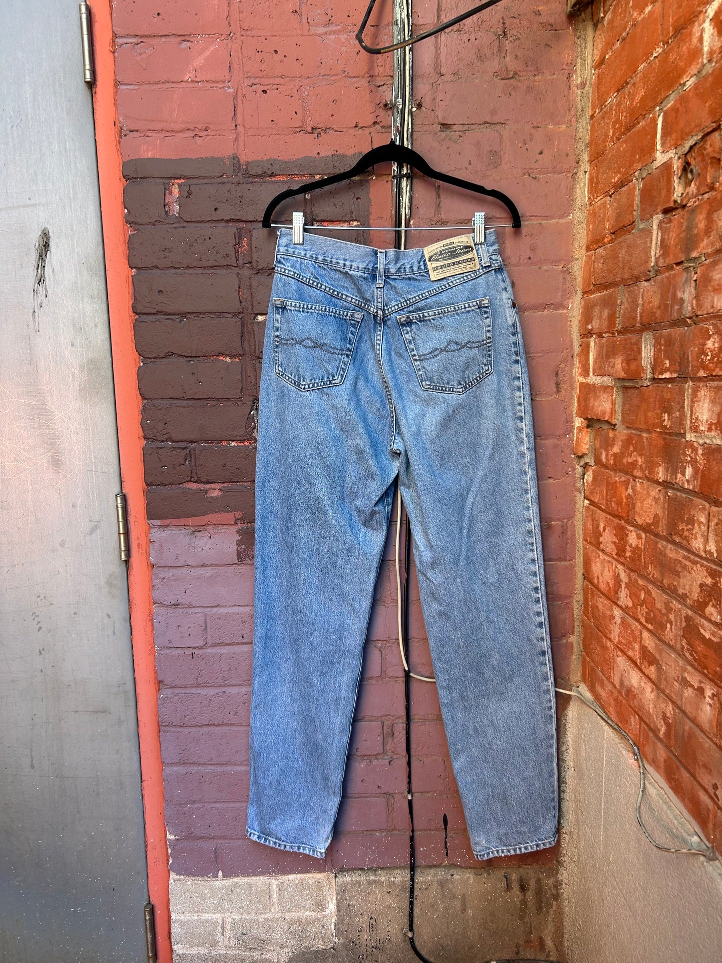 90's Vintage Light Wash Curve Jeans / 30 Waist