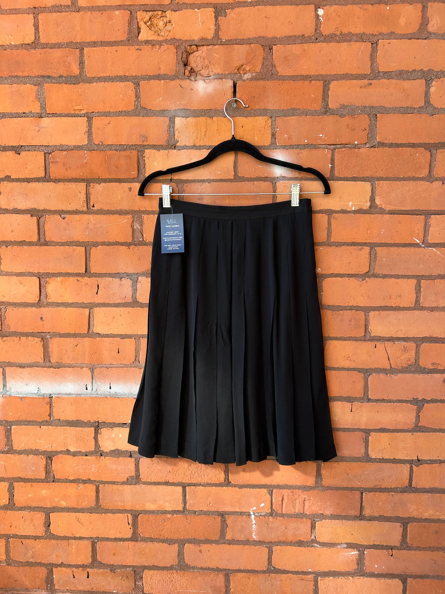 90’s Vintags Black Silk Pleated Midi Skirt / 26 Waist