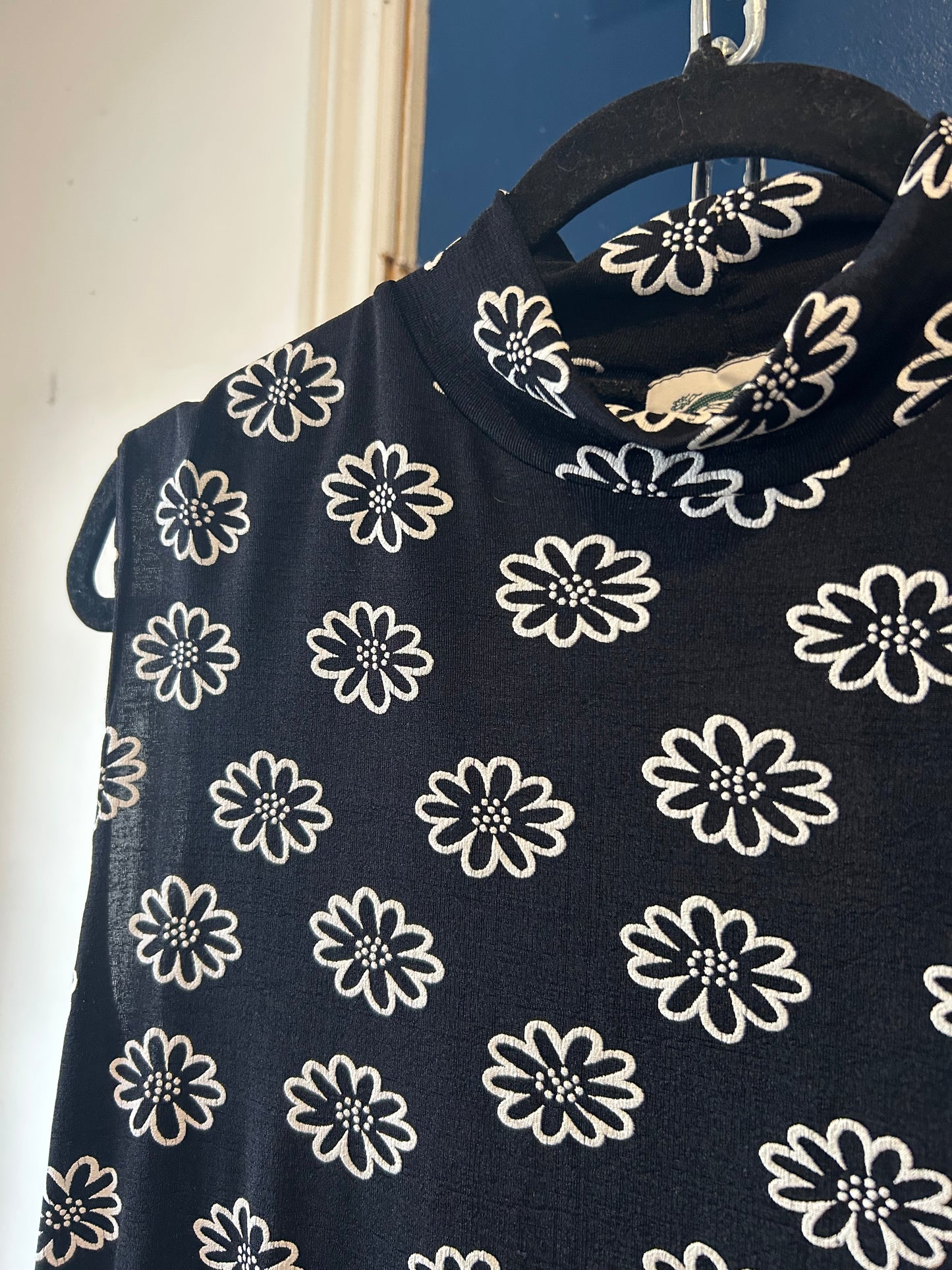 90’s Vintage Black & White Daisy Slinky Mockneck Tank / Size L