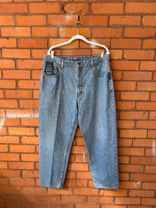 90’s Vintage Classic Light Wash Straight Leg Jeans / 38 Waist