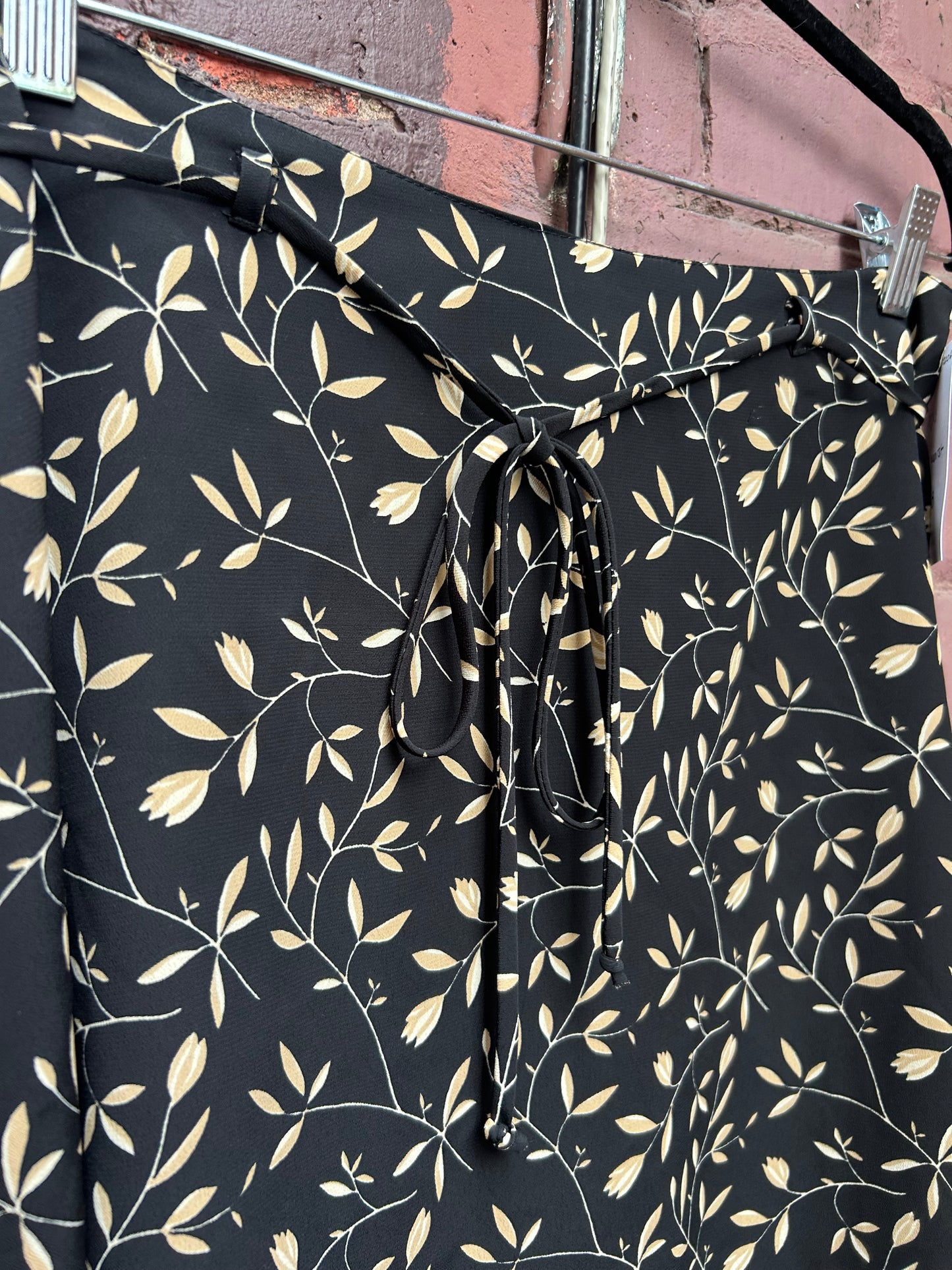 90's Vintage Beige & Black Tie Skirt / 32 Waist