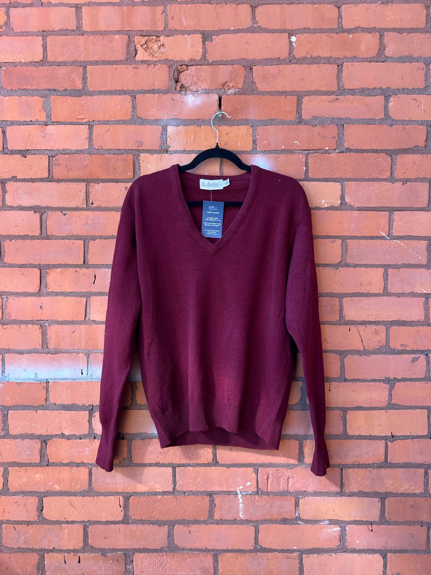 90’s Vintage Burgundy Lambswool V-neck Sweater / Size M