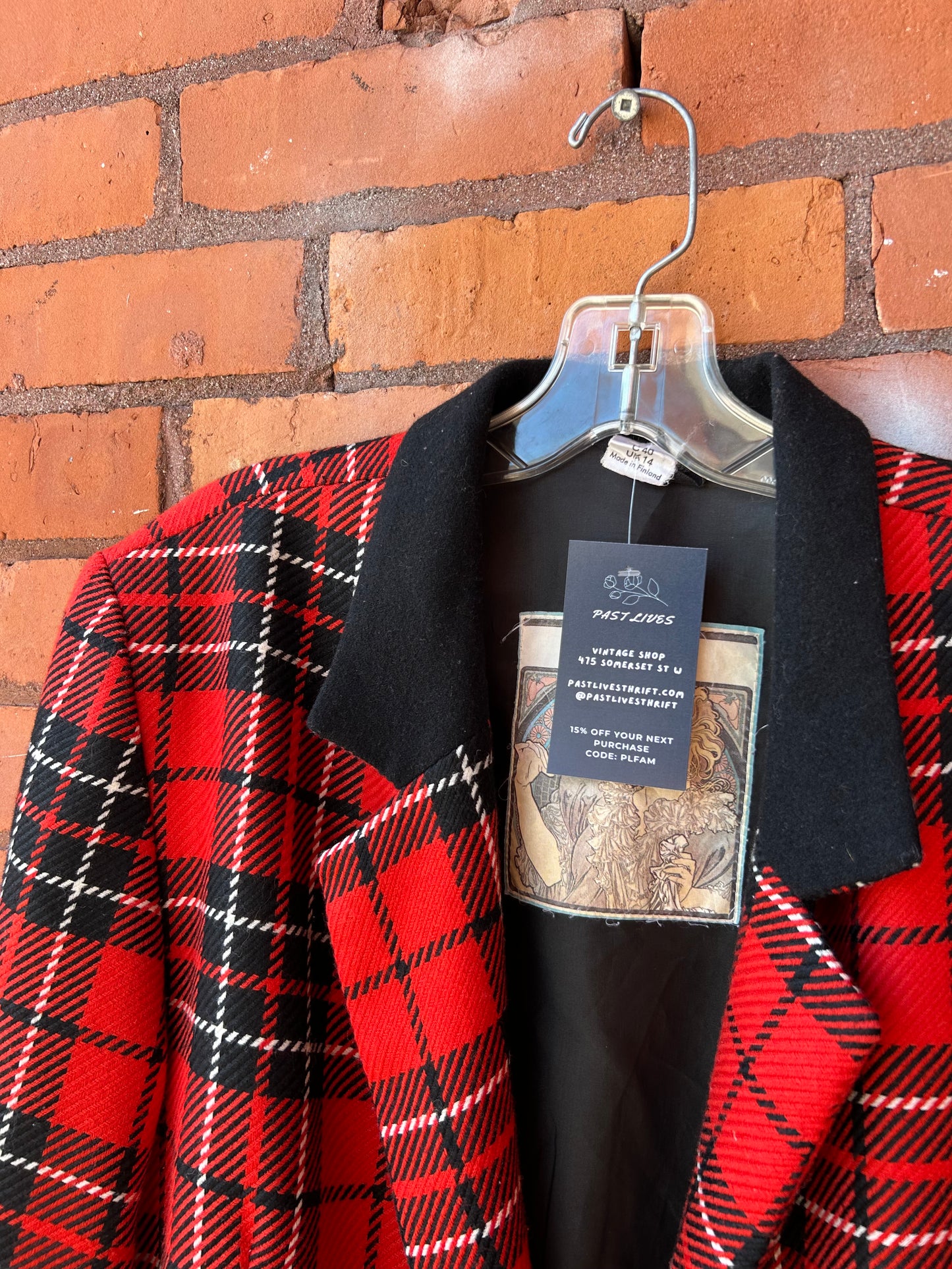 80’s Vintage Red & Black Tartan Cropped Blazer / Size M