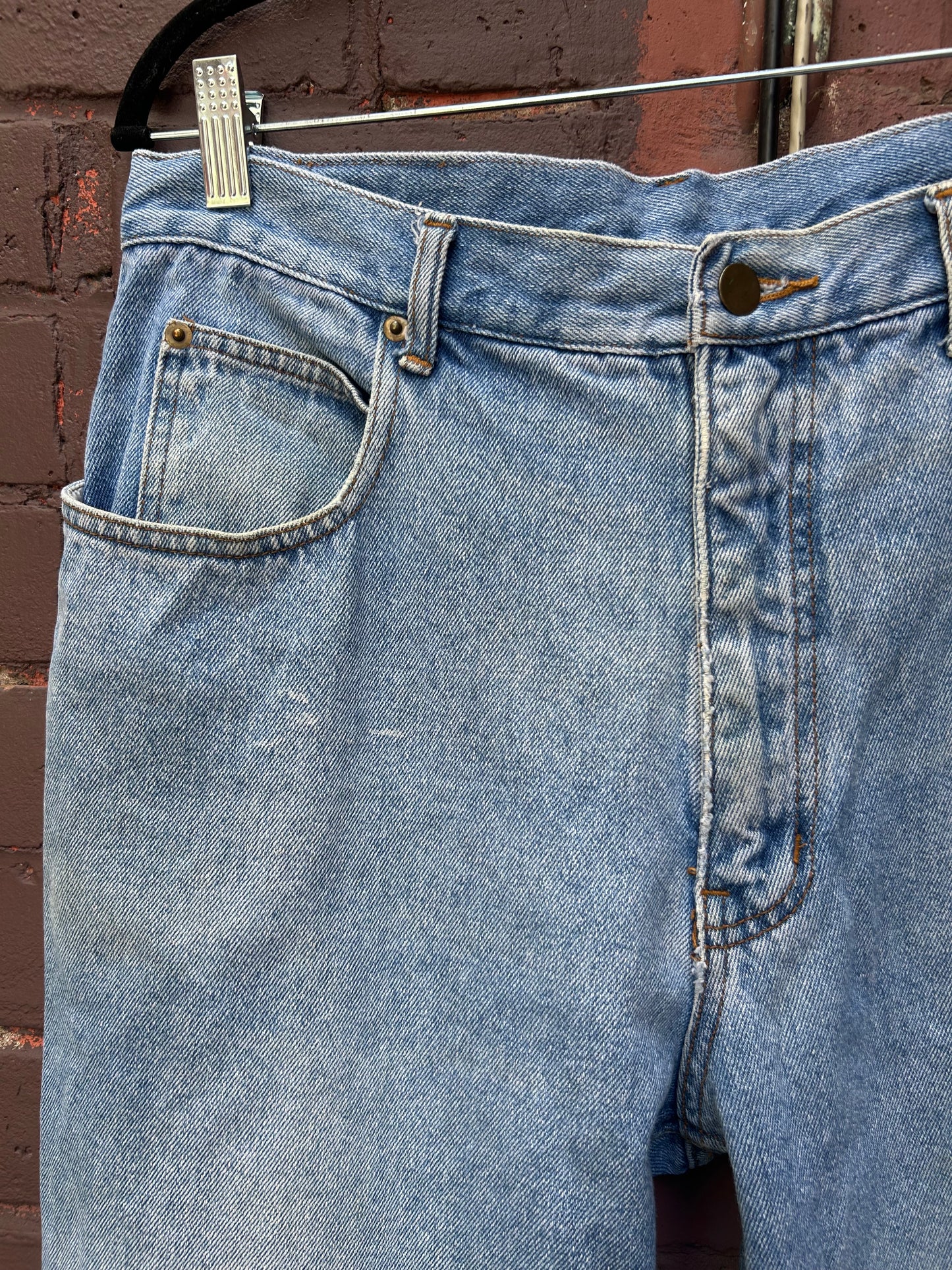 90's Vintage Light Wash Straight Leg Jeans / 32 Waist