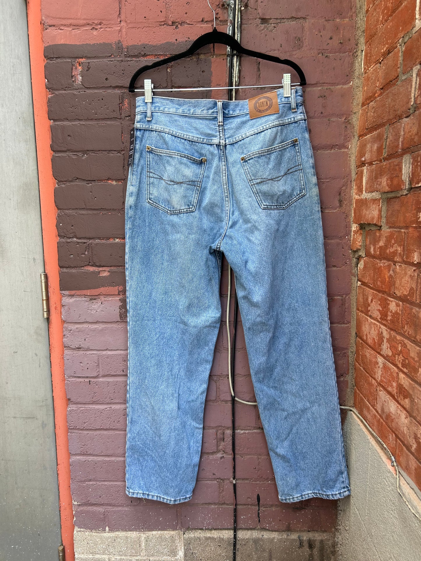 90's Vintage Light Wash Straight Leg Jeans / 32 Waist
