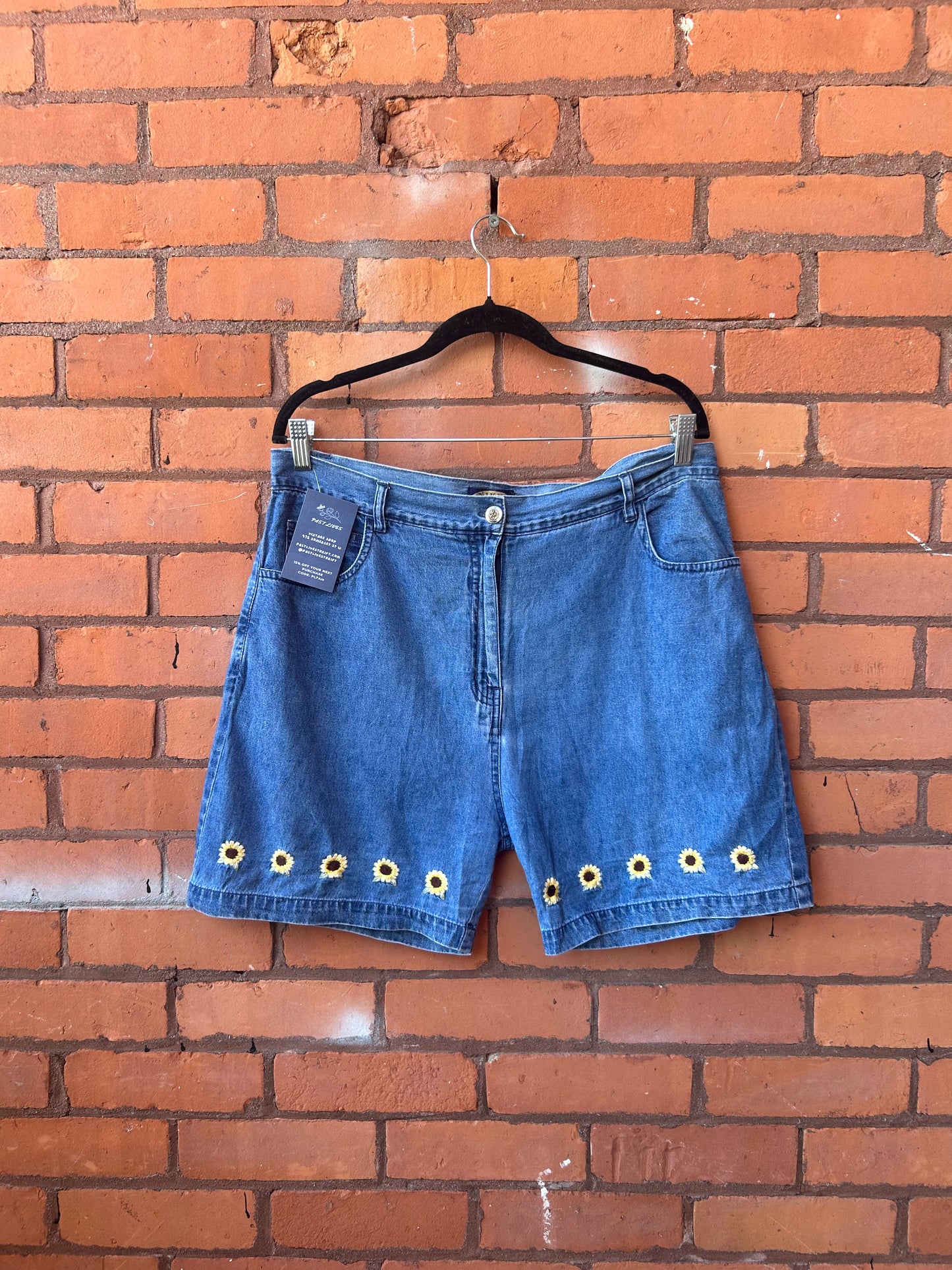 90’s Vintage Sunflower Denim Shorts / 36 Waist