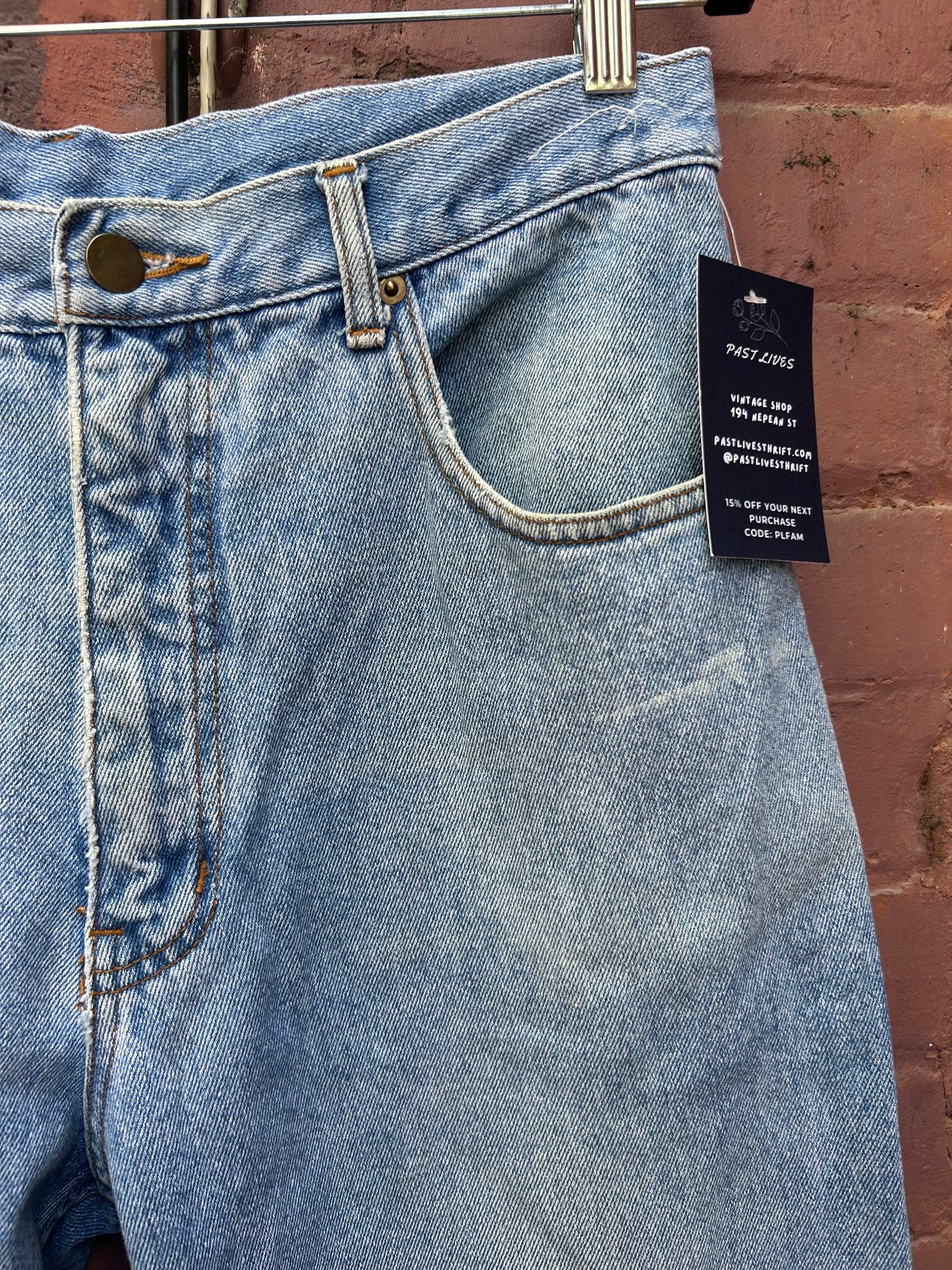 90's Vintage Light Wash Straight Leg Jeans / 32 Waist