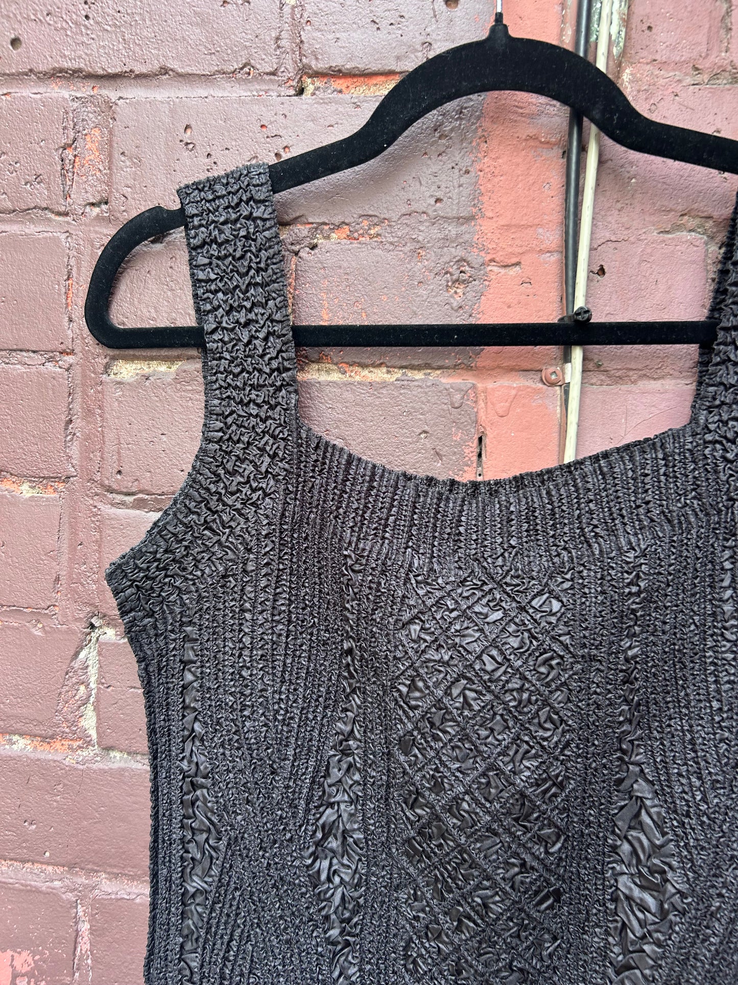 90's Vintage Crinkle Black Tank Top / Size M