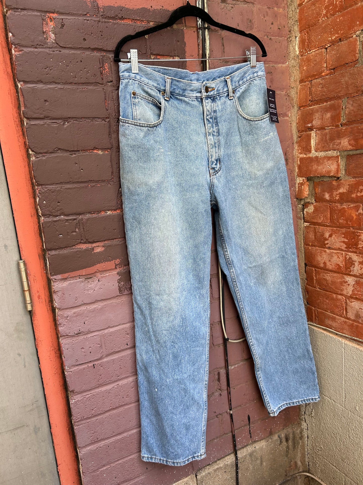 90's Vintage Light Wash Straight Leg Jeans / 32 Waist