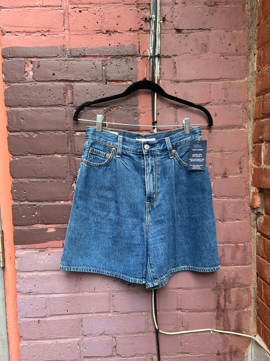 Modern Levi's Pleated Mid Length Denim Shorts / 28 Waist