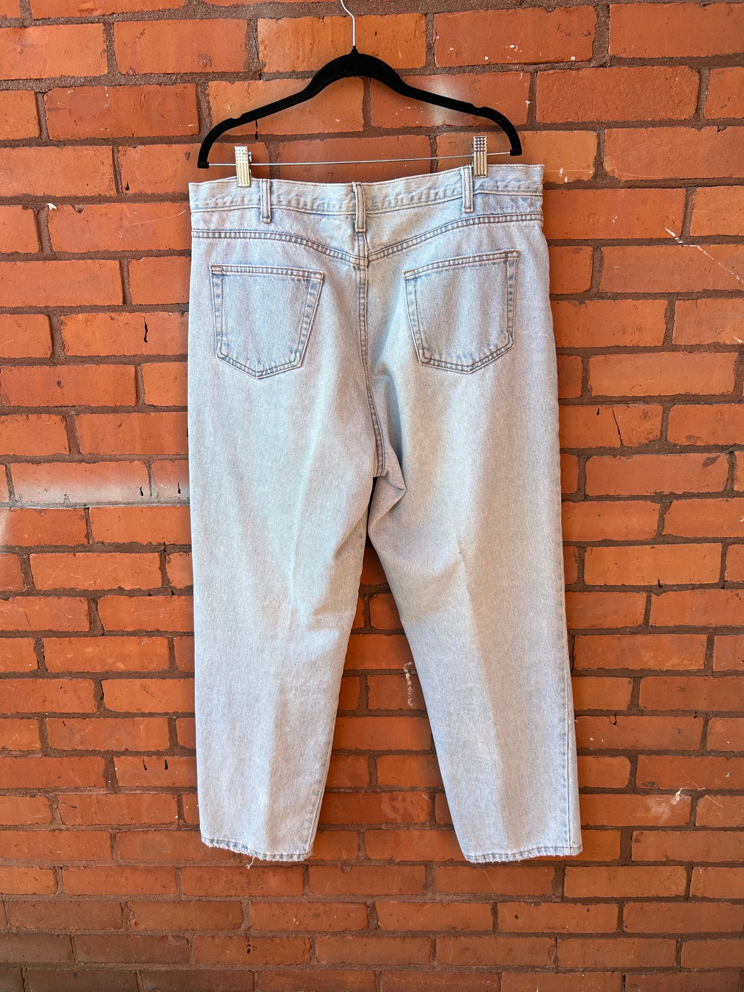 90’s Vintage Light Wash Straight Leg Jeans / 40 Waist